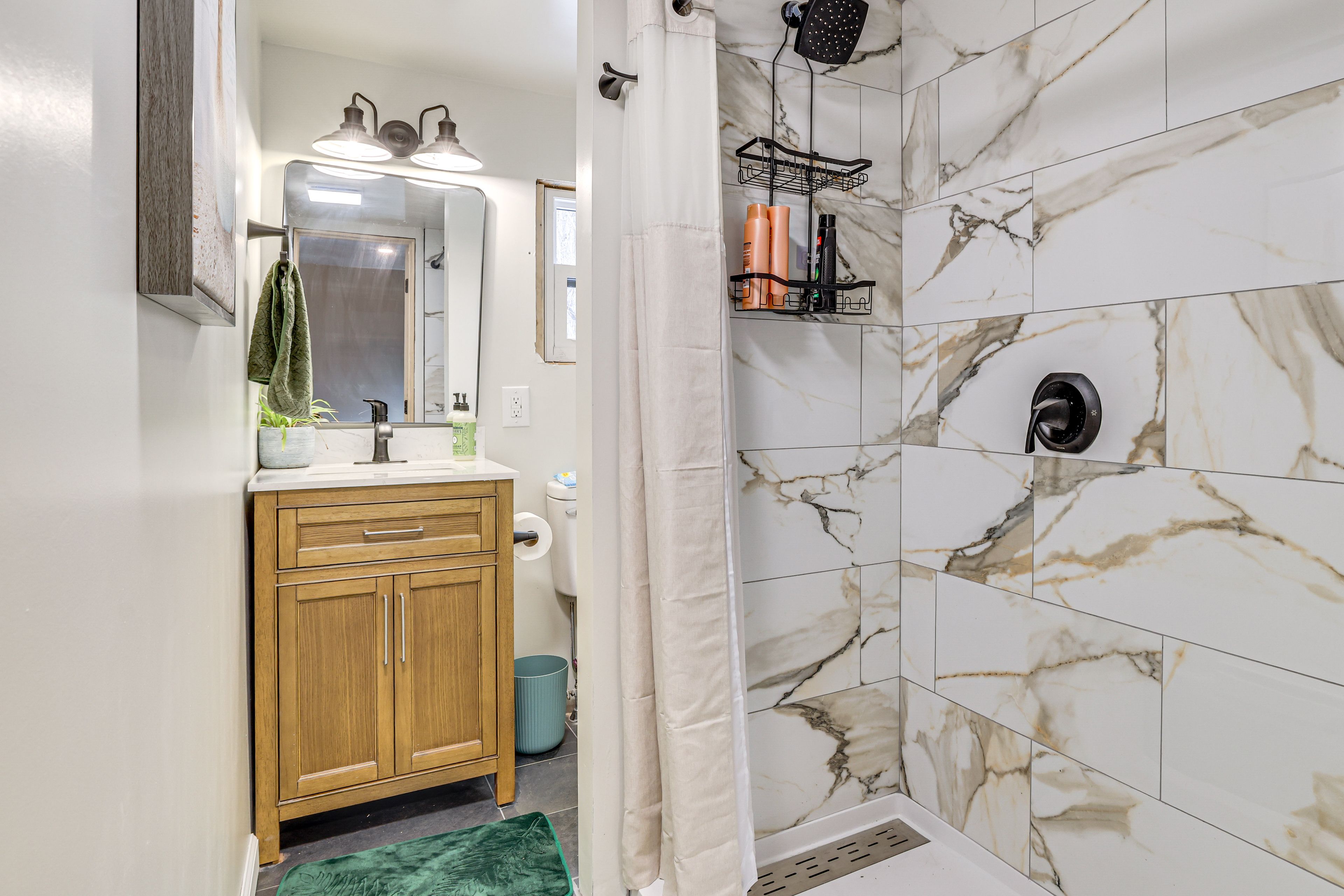 Full Bath | Towels | Hair Dryer | 1st Floor