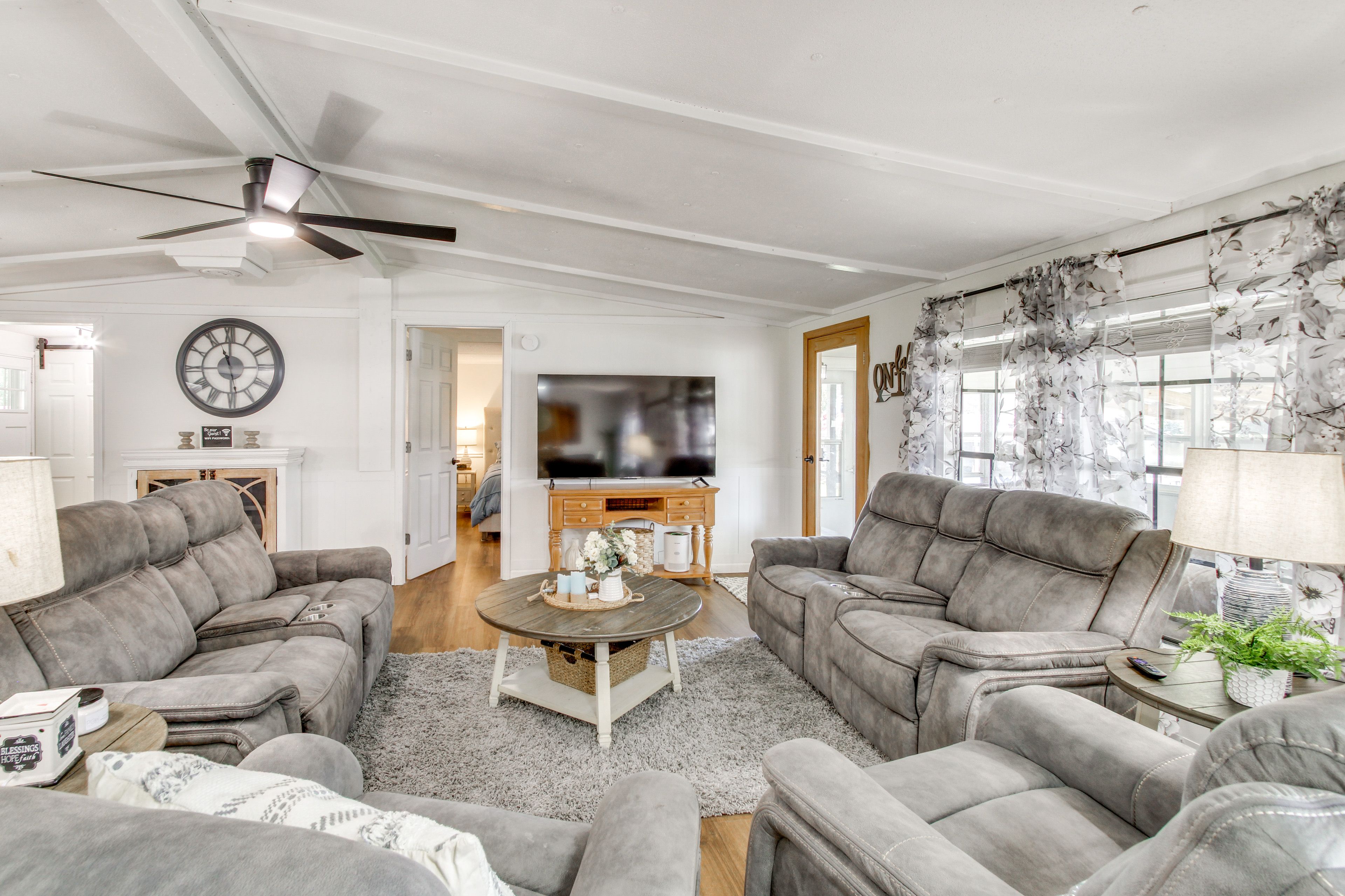 Living Room | Smart TV | Free WiFi | Reclining Furniture