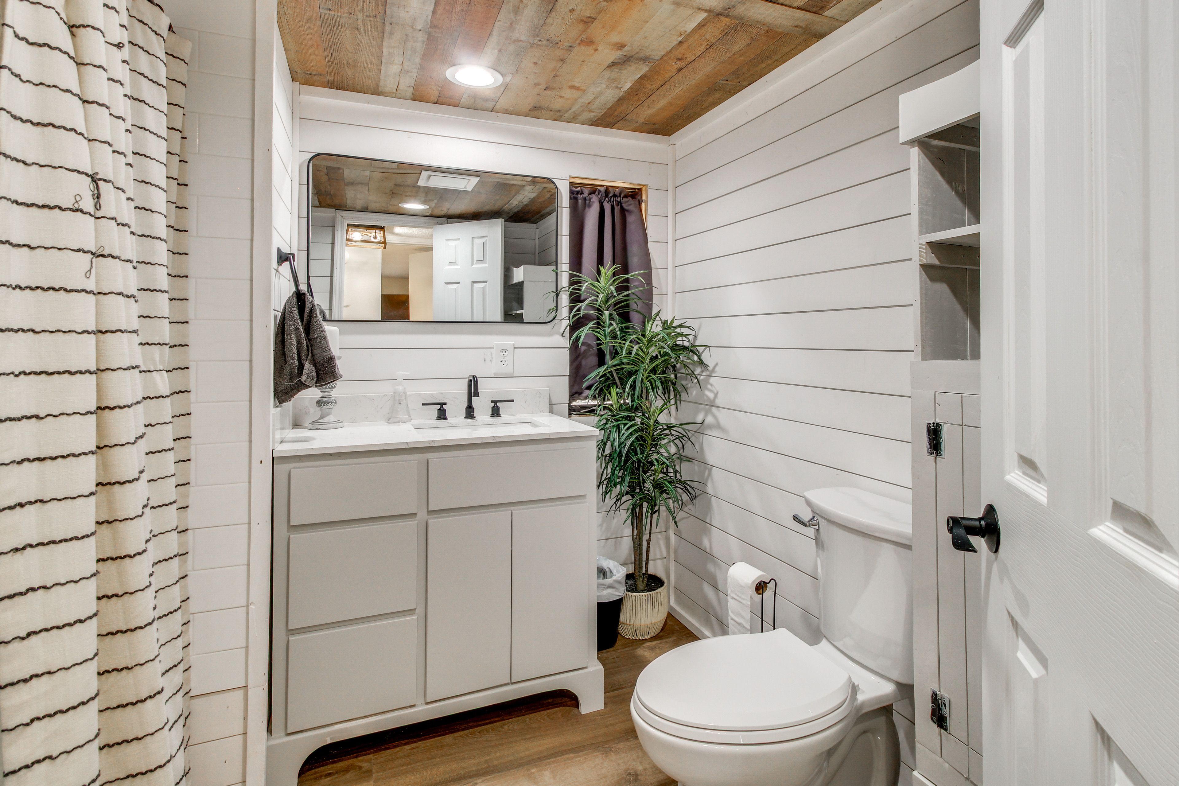 Full Bathroom | Complimentary Toiletries | Hair Dryer