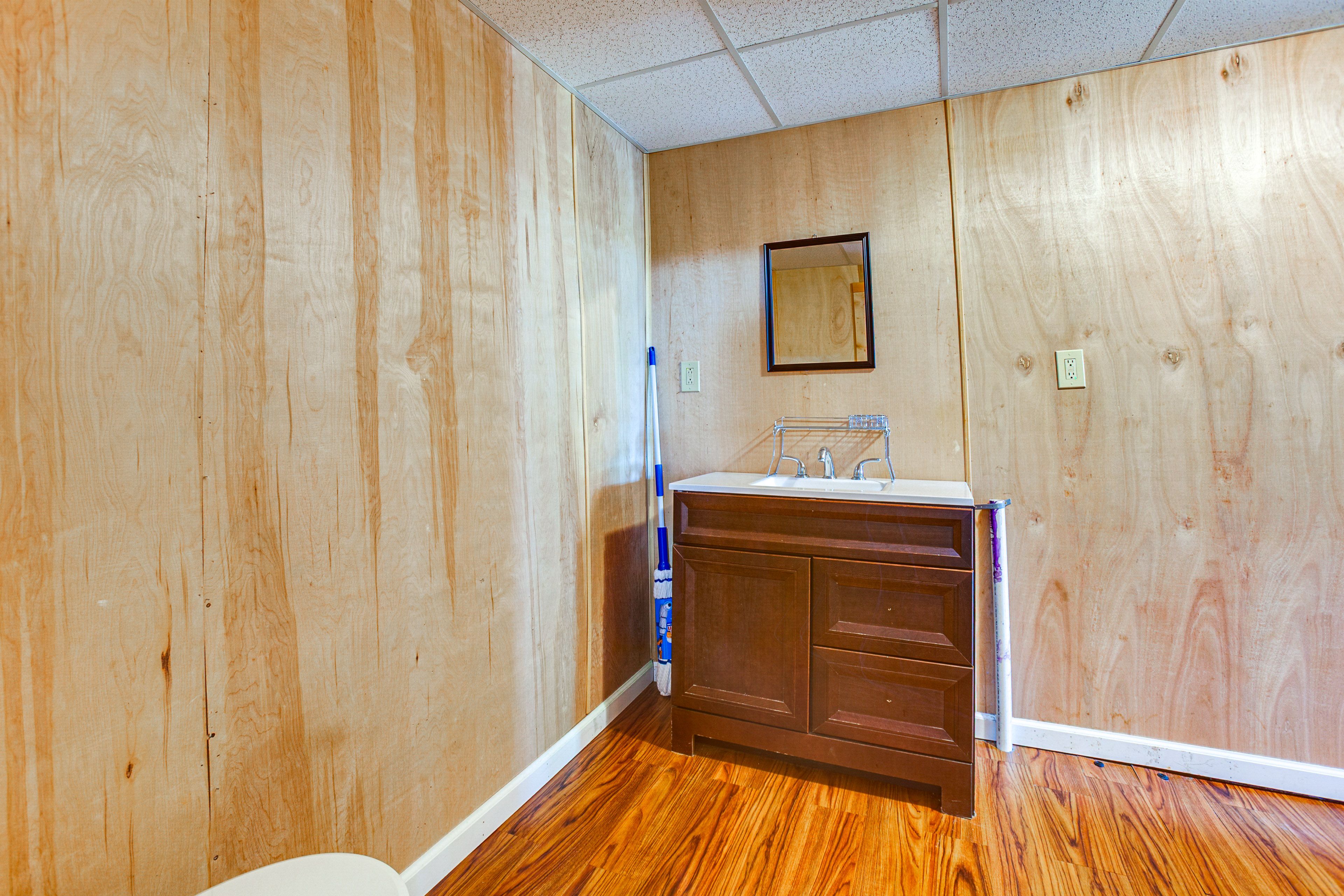 Full Bathroom | Complimentary Toiletries | Towels Provided