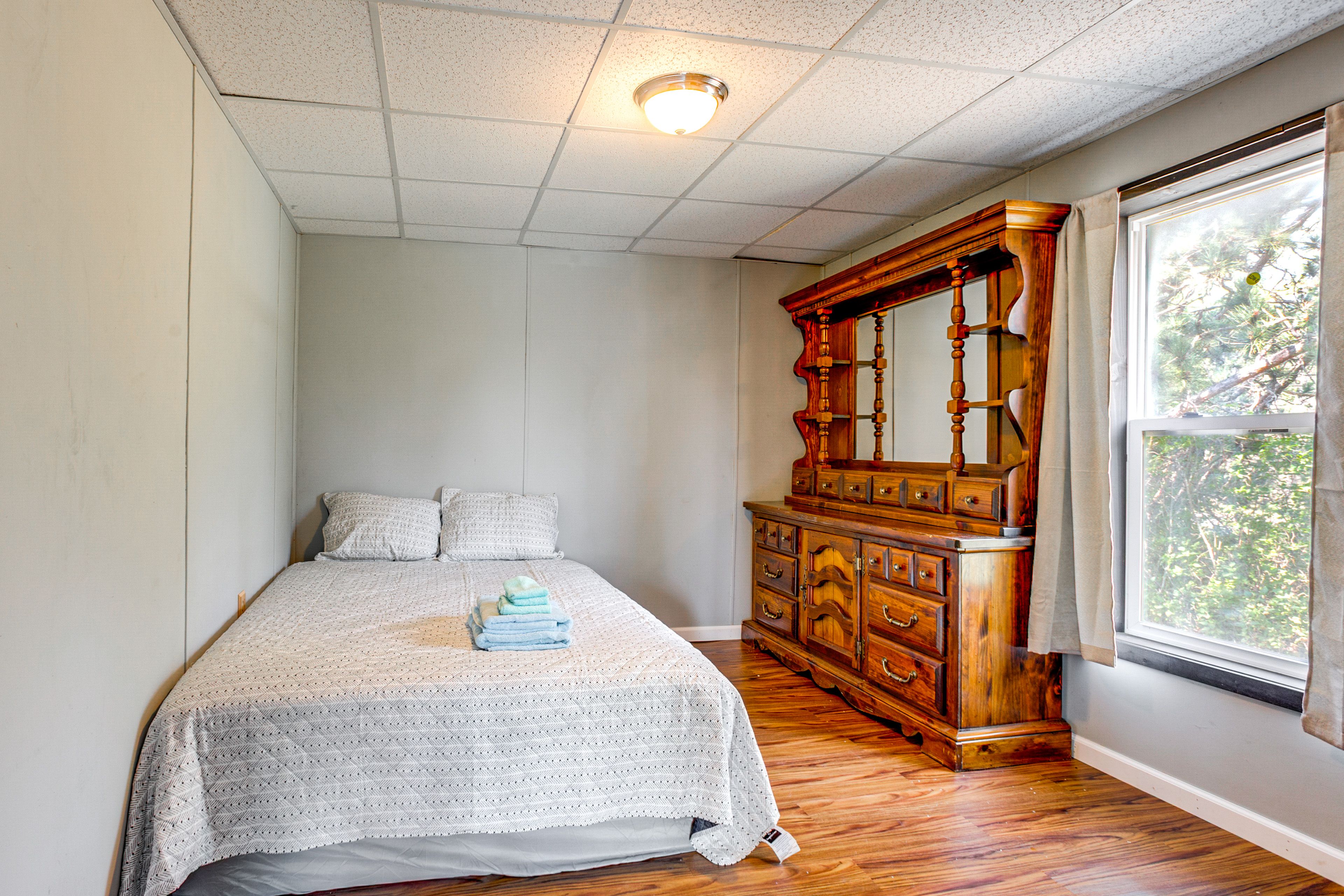 Bedroom 2 | Queen Bed