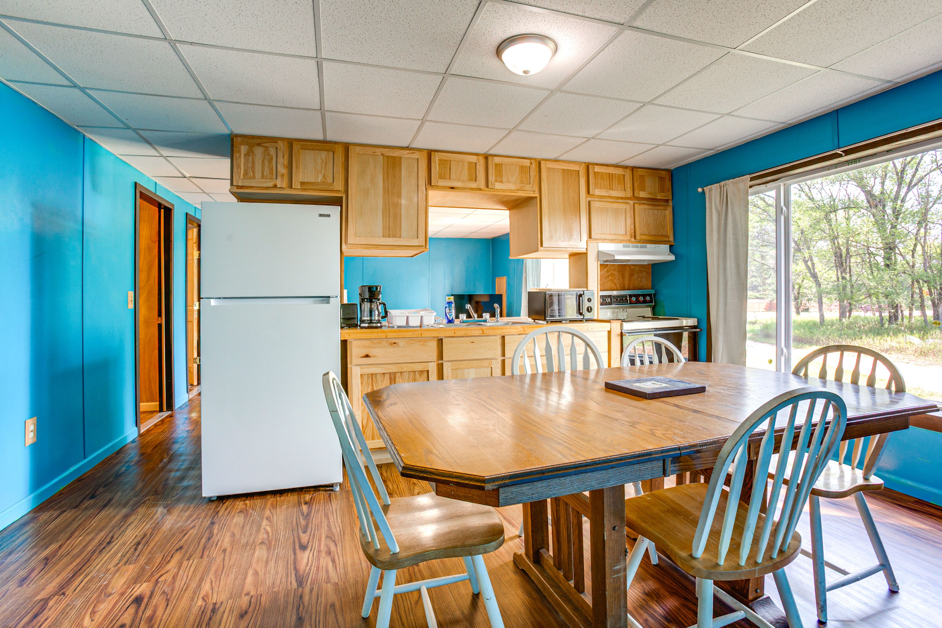 Dining Area | Kitchen | Stove/Oven | Dining Table