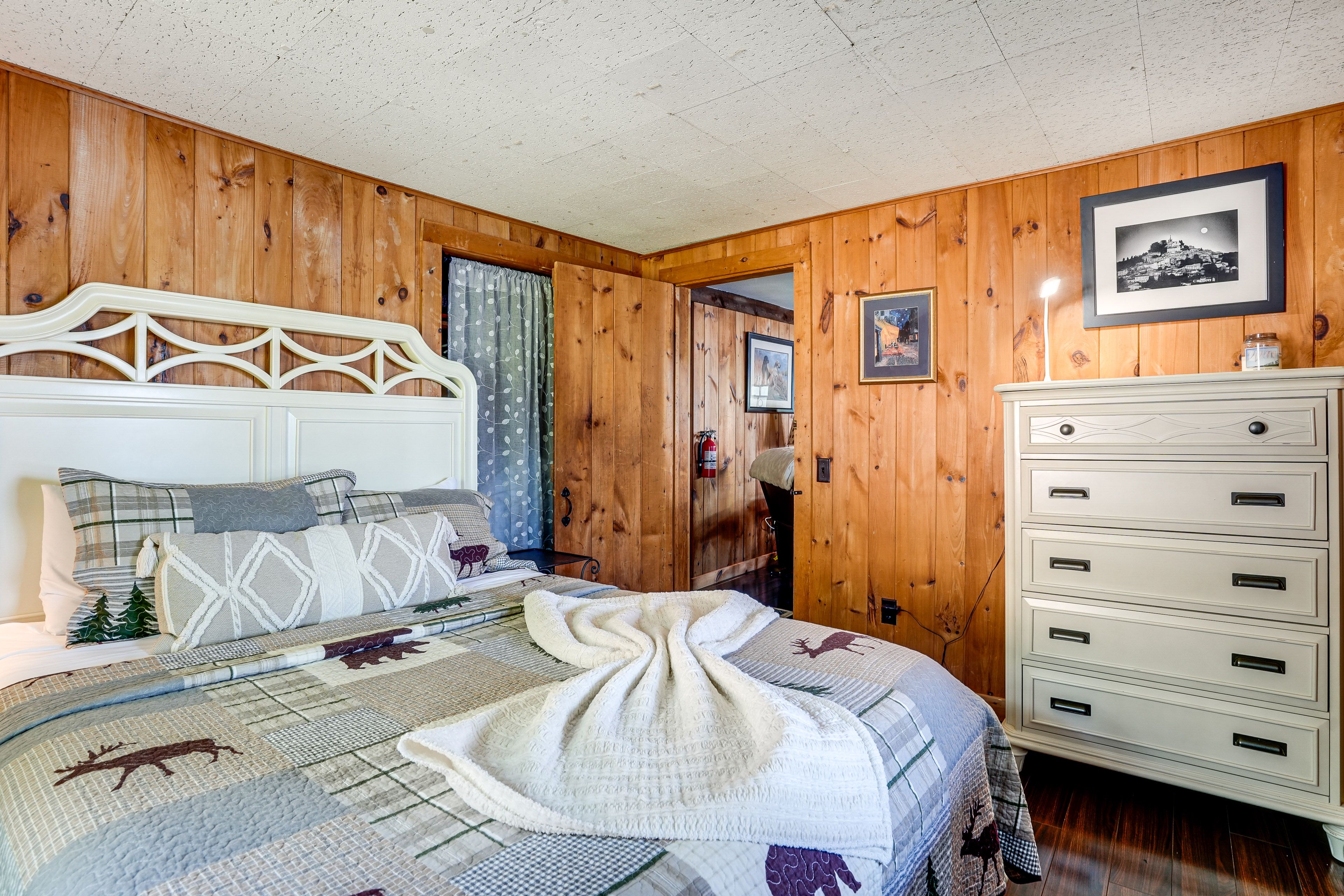 Bedroom 1 | Queen Bed | 1st Floor