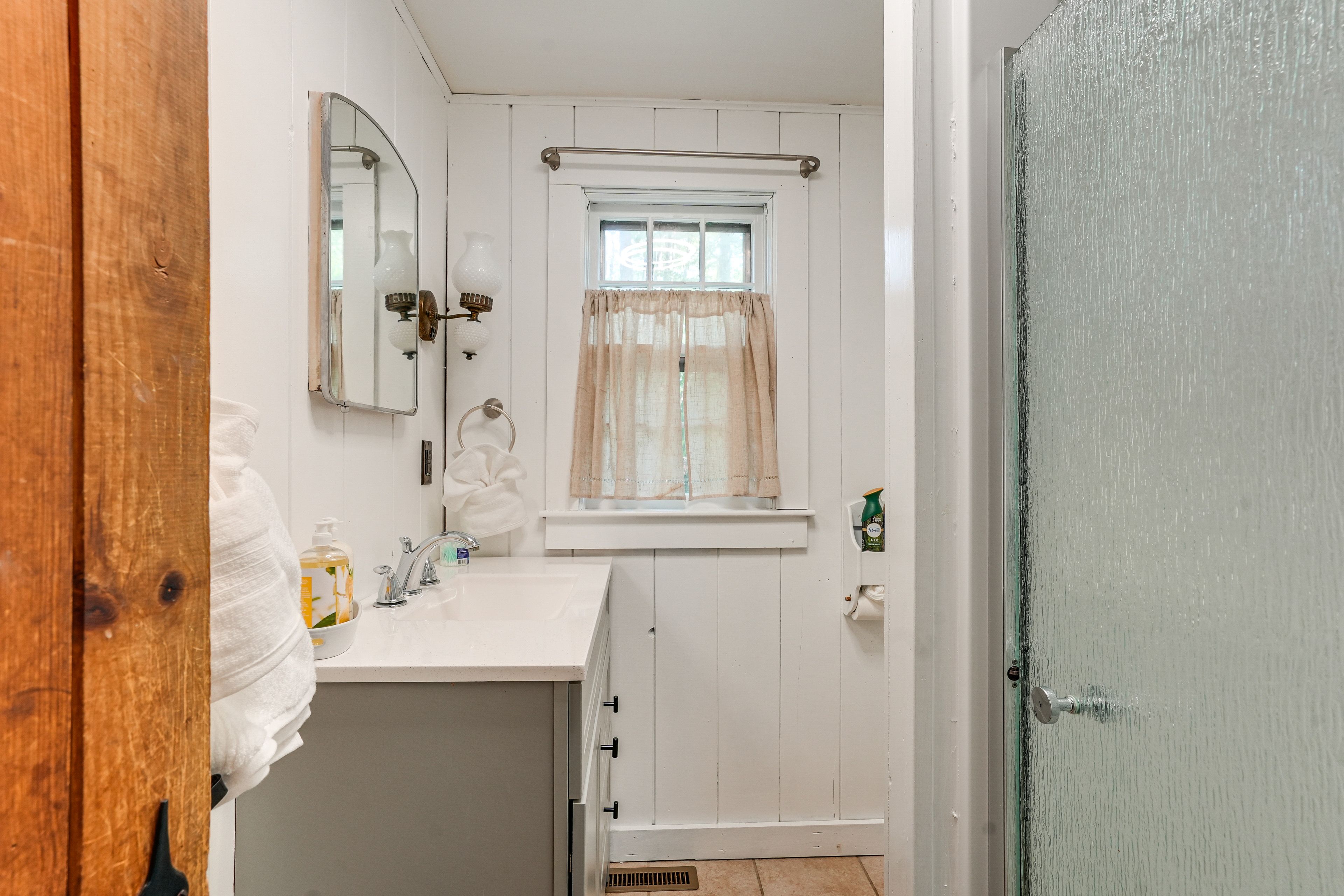 Full Bath | Towels | 1st Floor