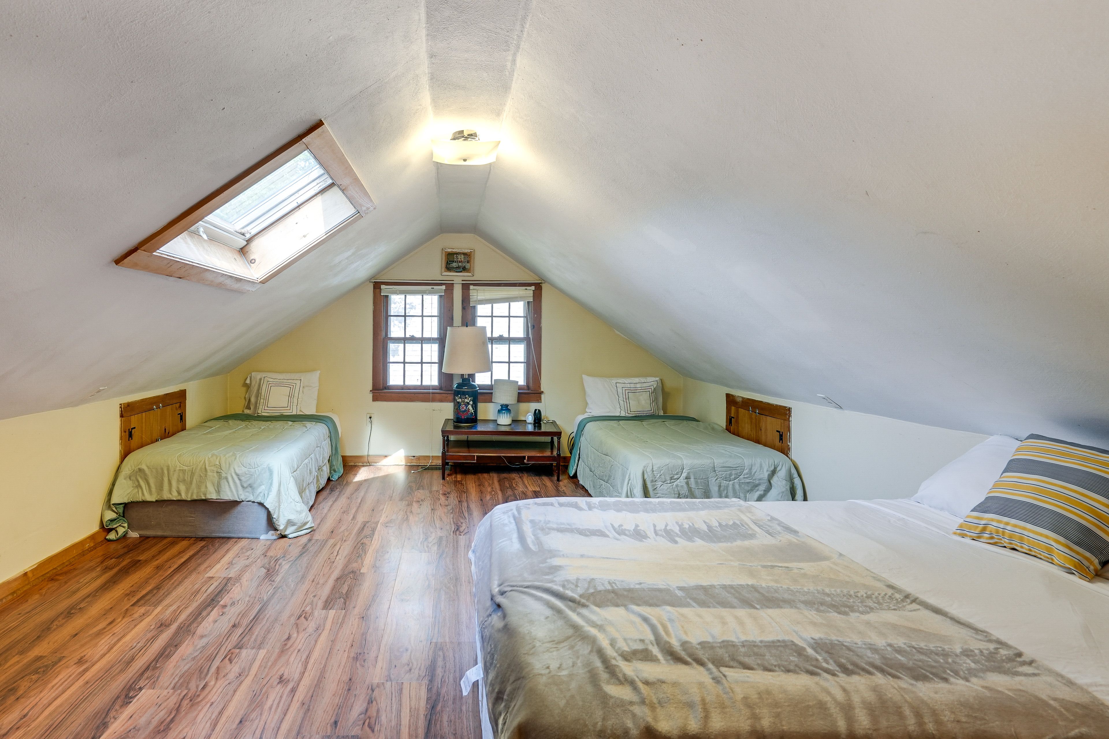 Loft | 2 Twin Mattresses | Full Mattress | 2nd Floor