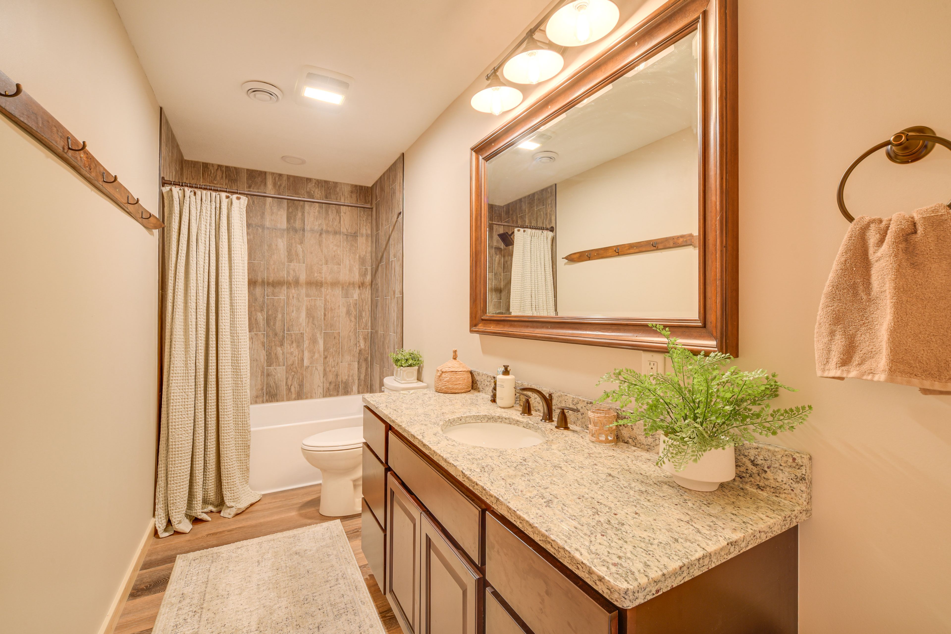 Full Bathroom | 1st Floor | Complimentary Toiletries | Towels Provided