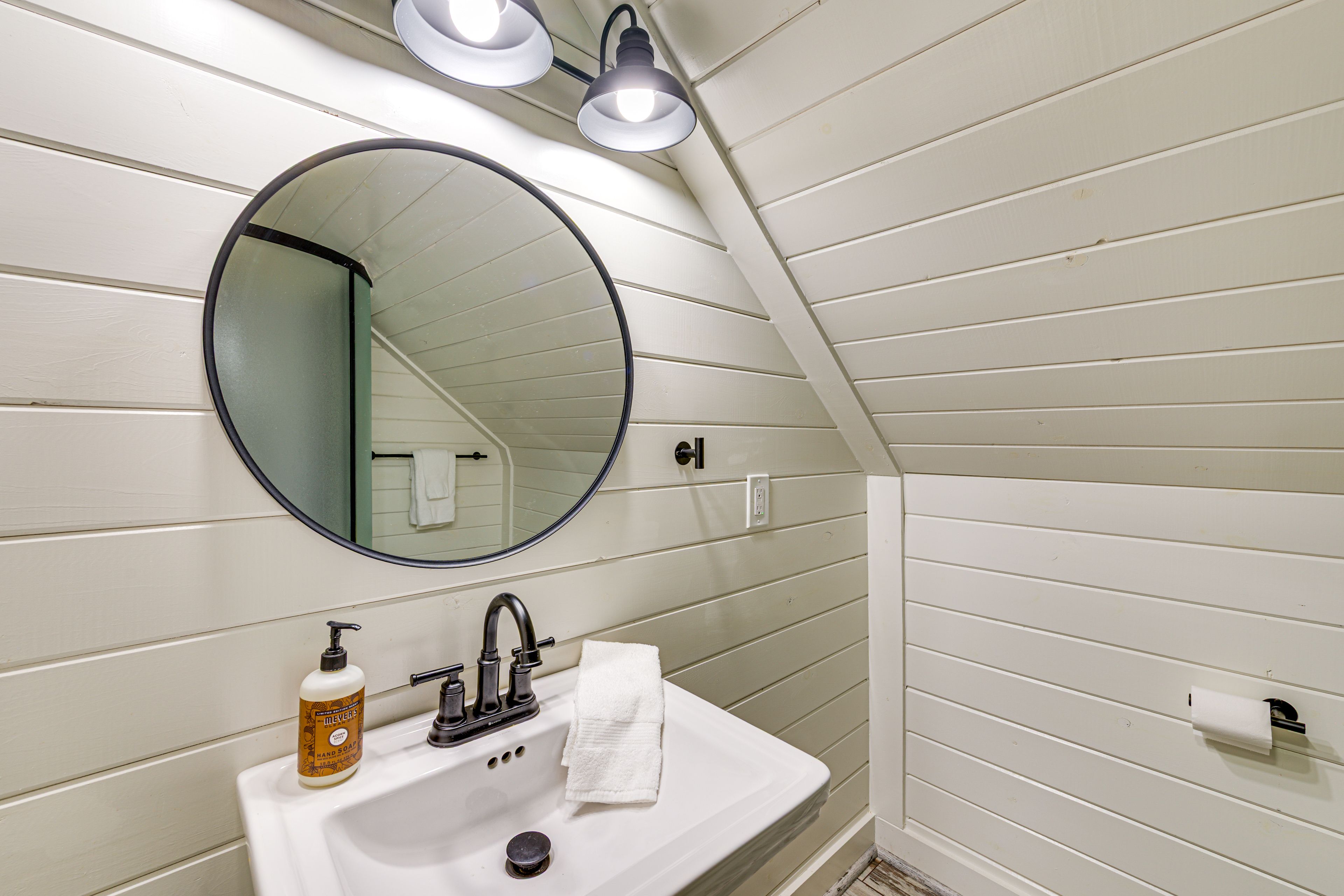 Bathroom | 2nd Floor