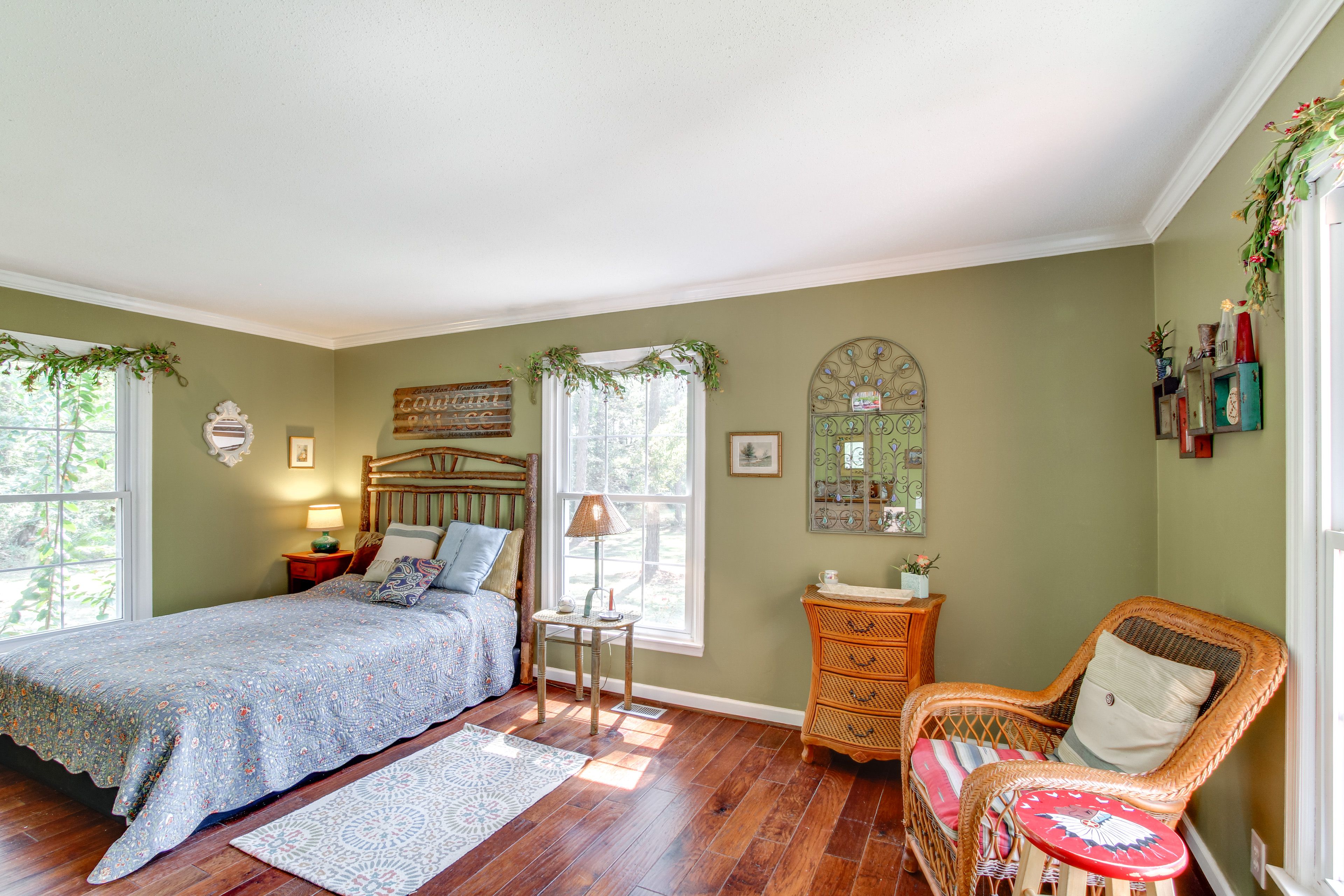 Bedroom 1 | 1st Floor | Queen Bed | Linens Provided