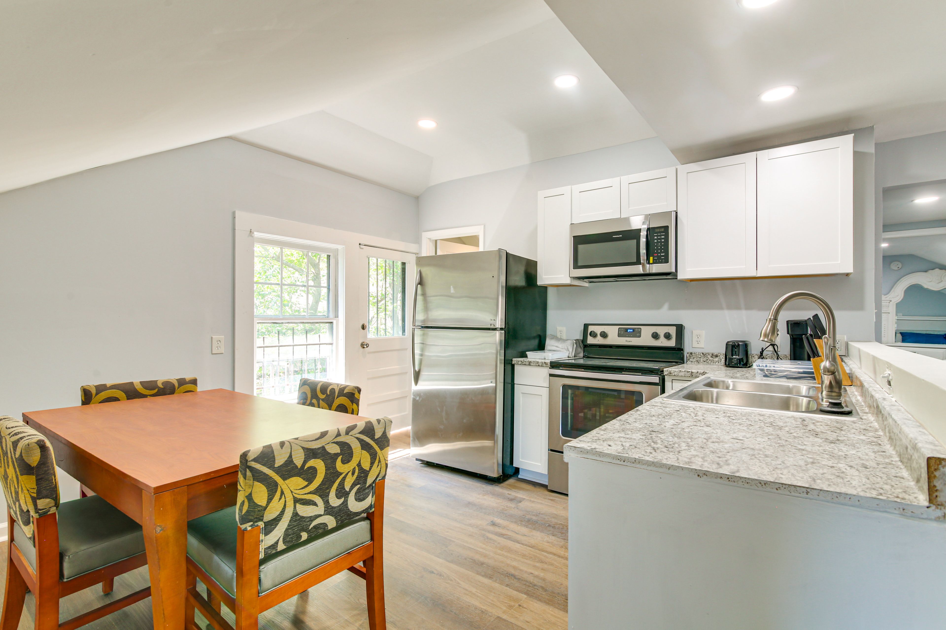 Memphis Vacation Rental | 2BR | 1BA | 800 Sq Ft | Stairs Required