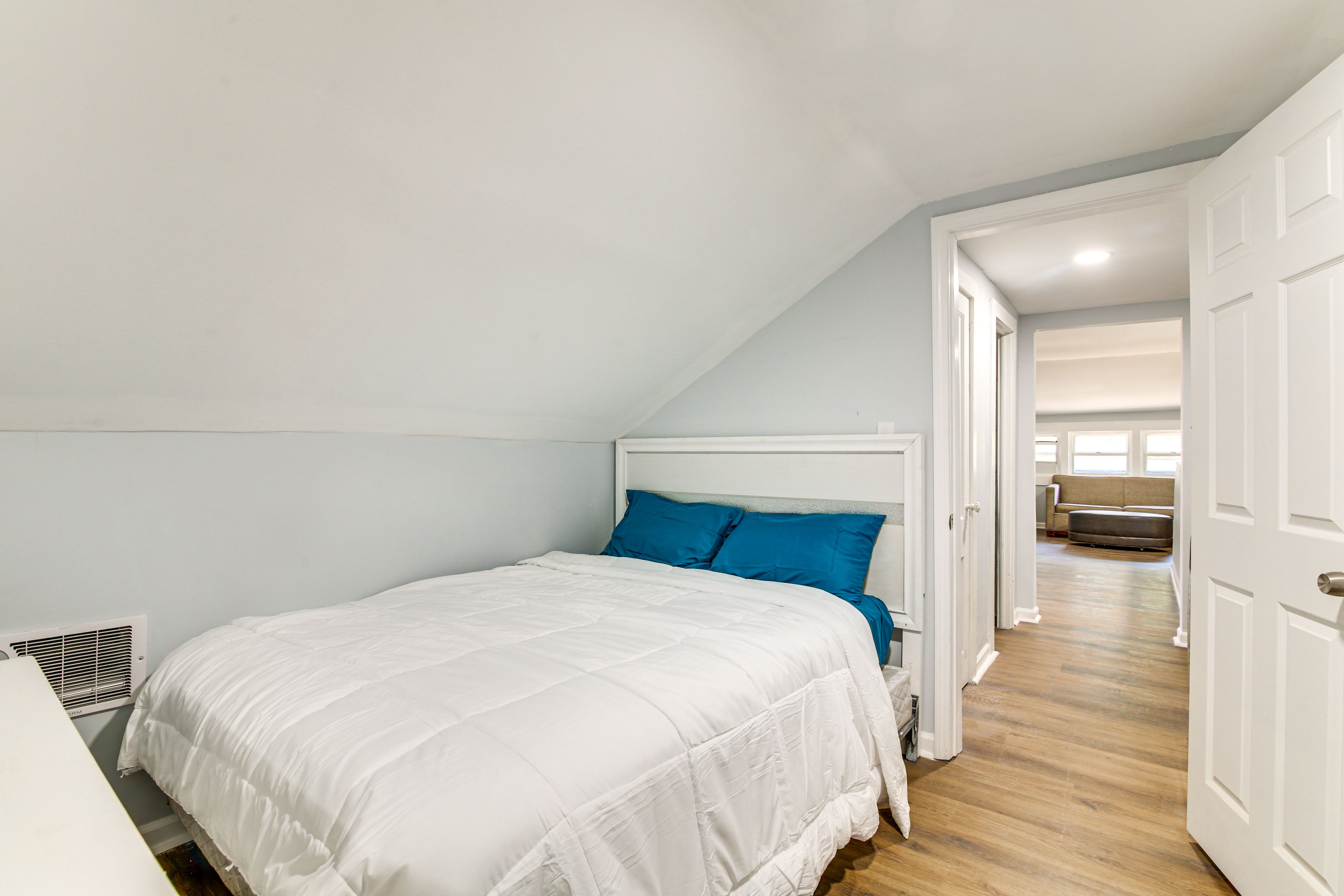 Bedroom 1 | Queen Bed