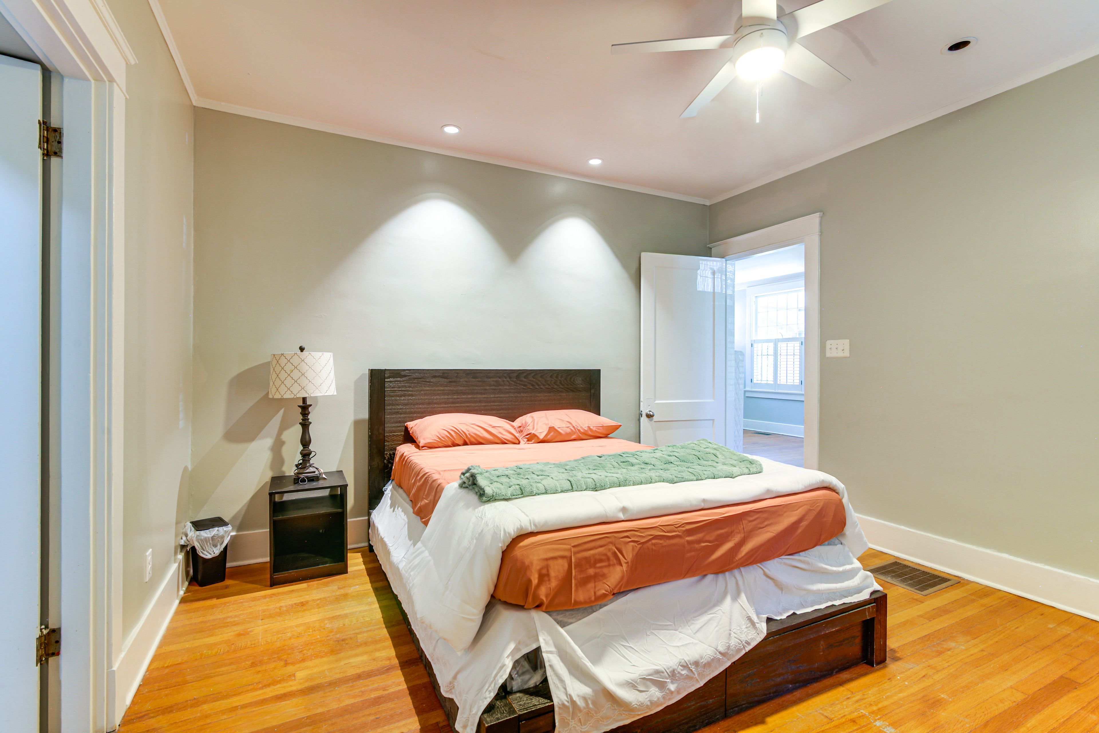 Bedroom 1 | Queen Bed