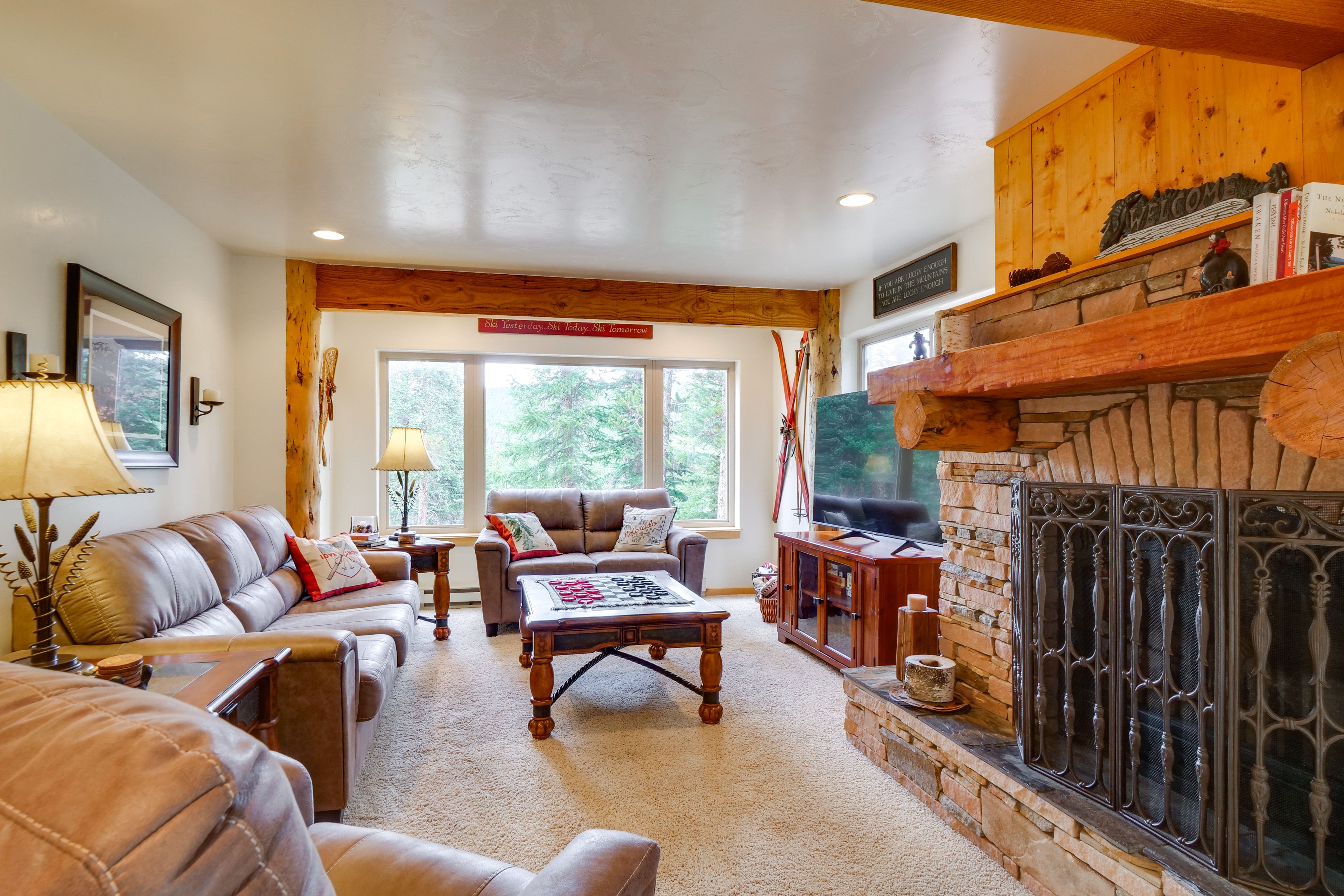 Living Room | 1st Floor | Free WiFi | Board Games | Smart TV
