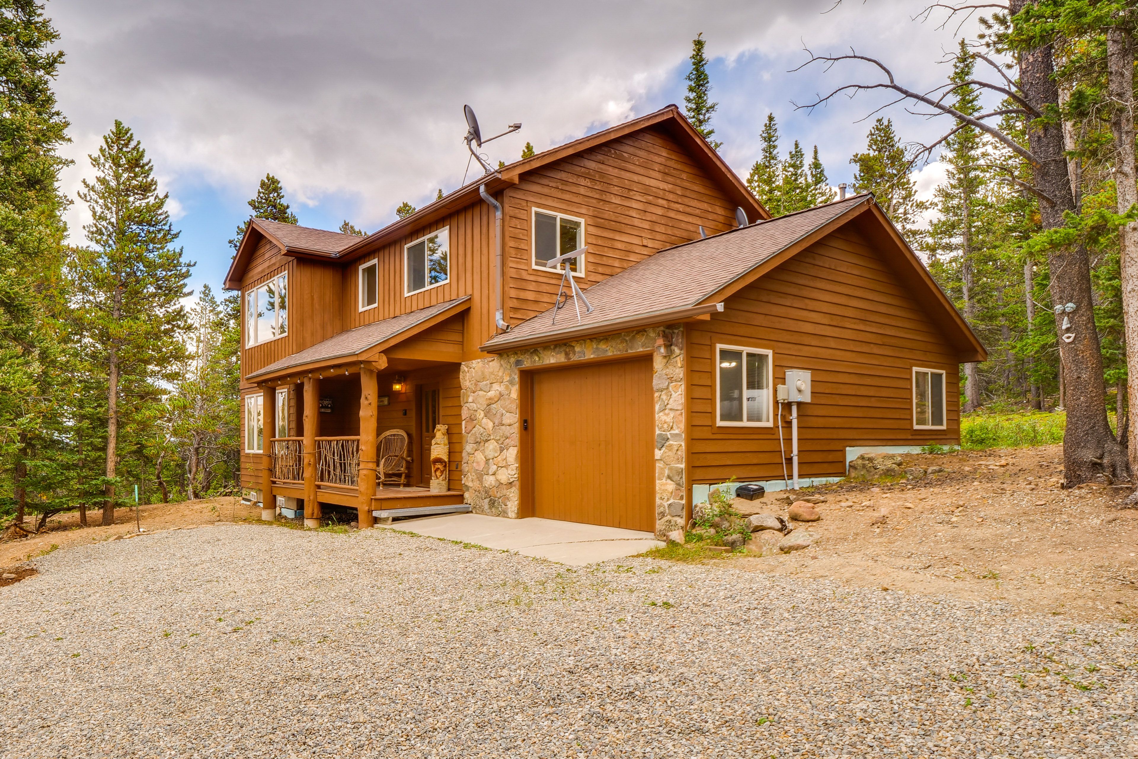 Property Exterior | Driveway (3 Vehicles)