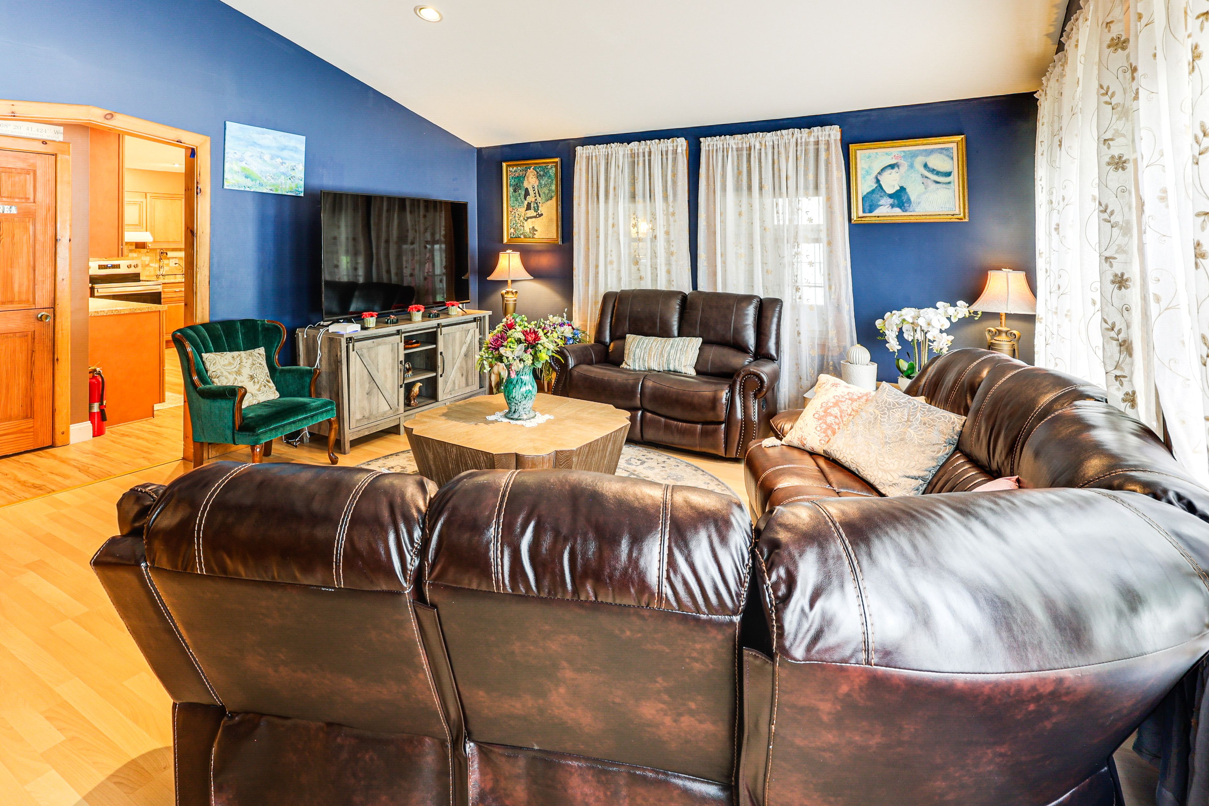 Living Room | Free WiFi | Central Heating & Air Conditioning