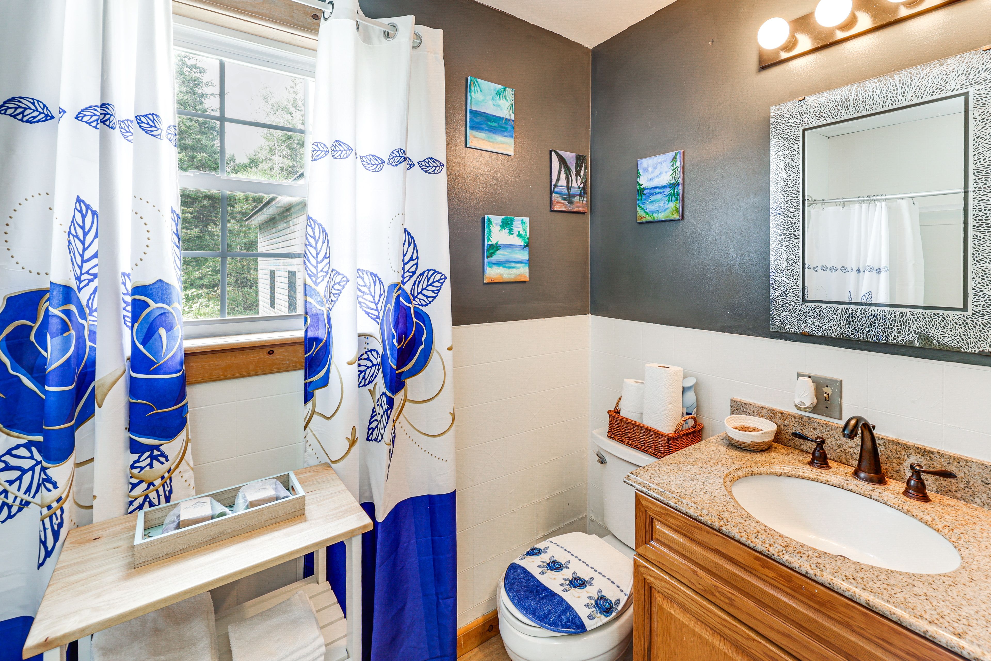 Full Bathroom | Complimentary Toiletries | Towels Provided