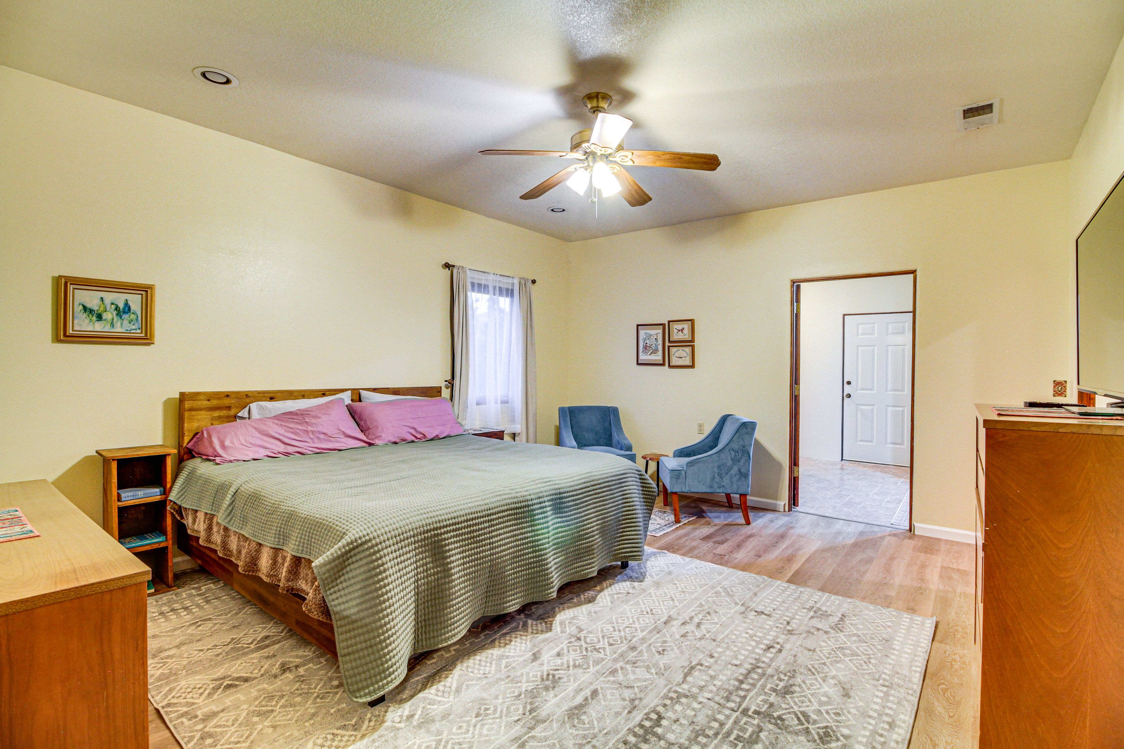 Bedroom 1 | King Bed | Smart TV | 1st Floor