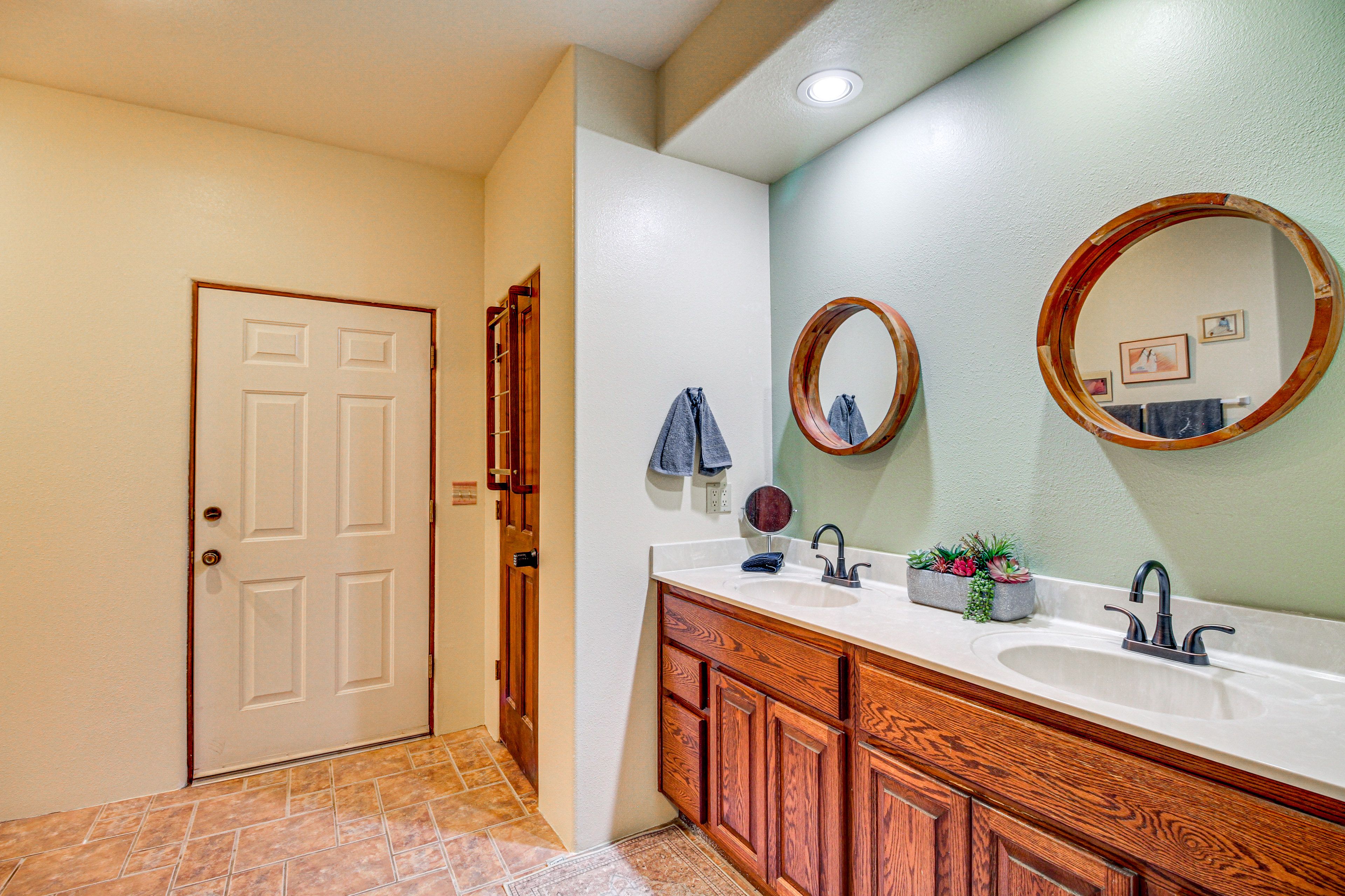 En-Suite Bathroom | Towels Provided | 1st Floor