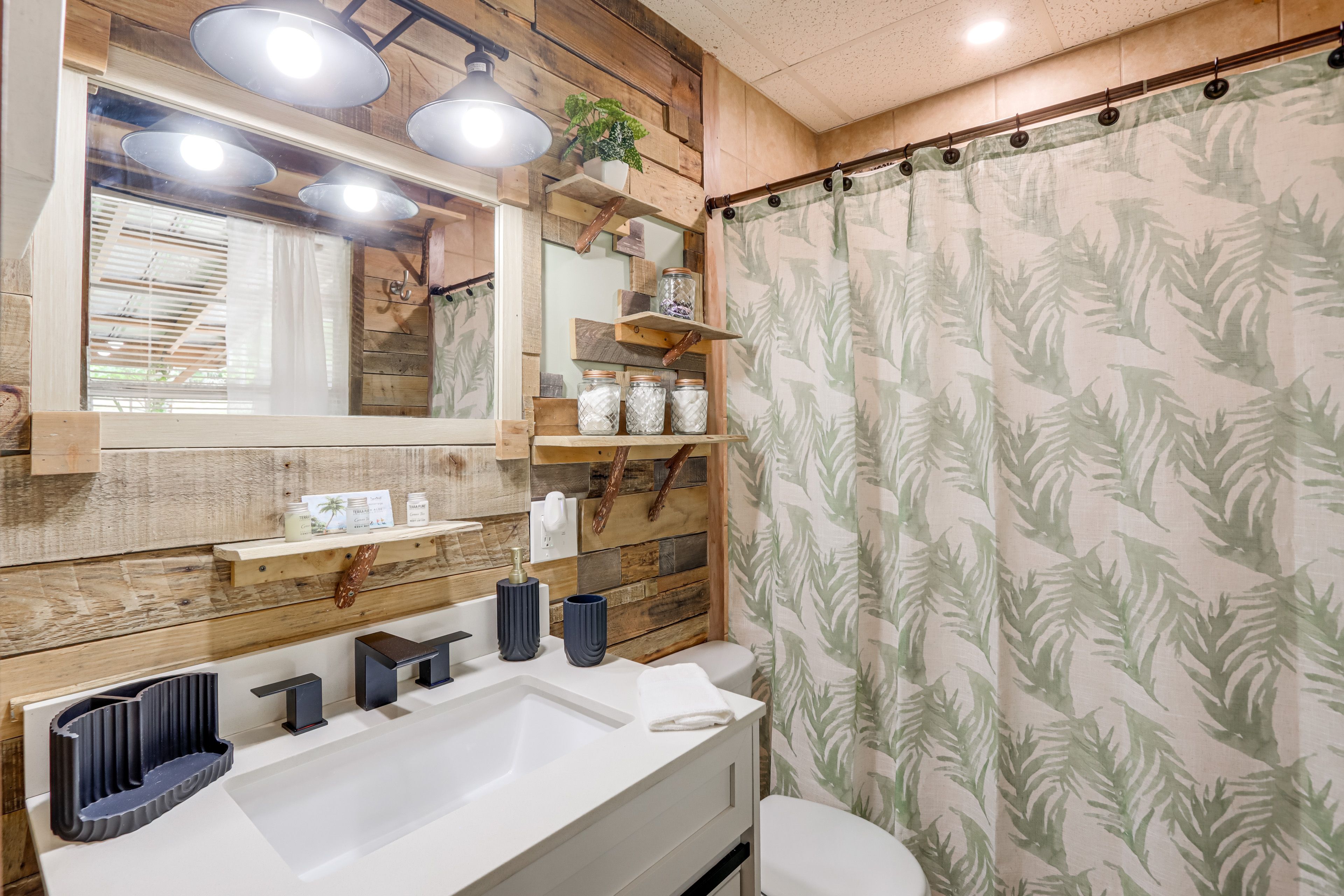 Full Bathroom | Towels Provided | 1st Floor