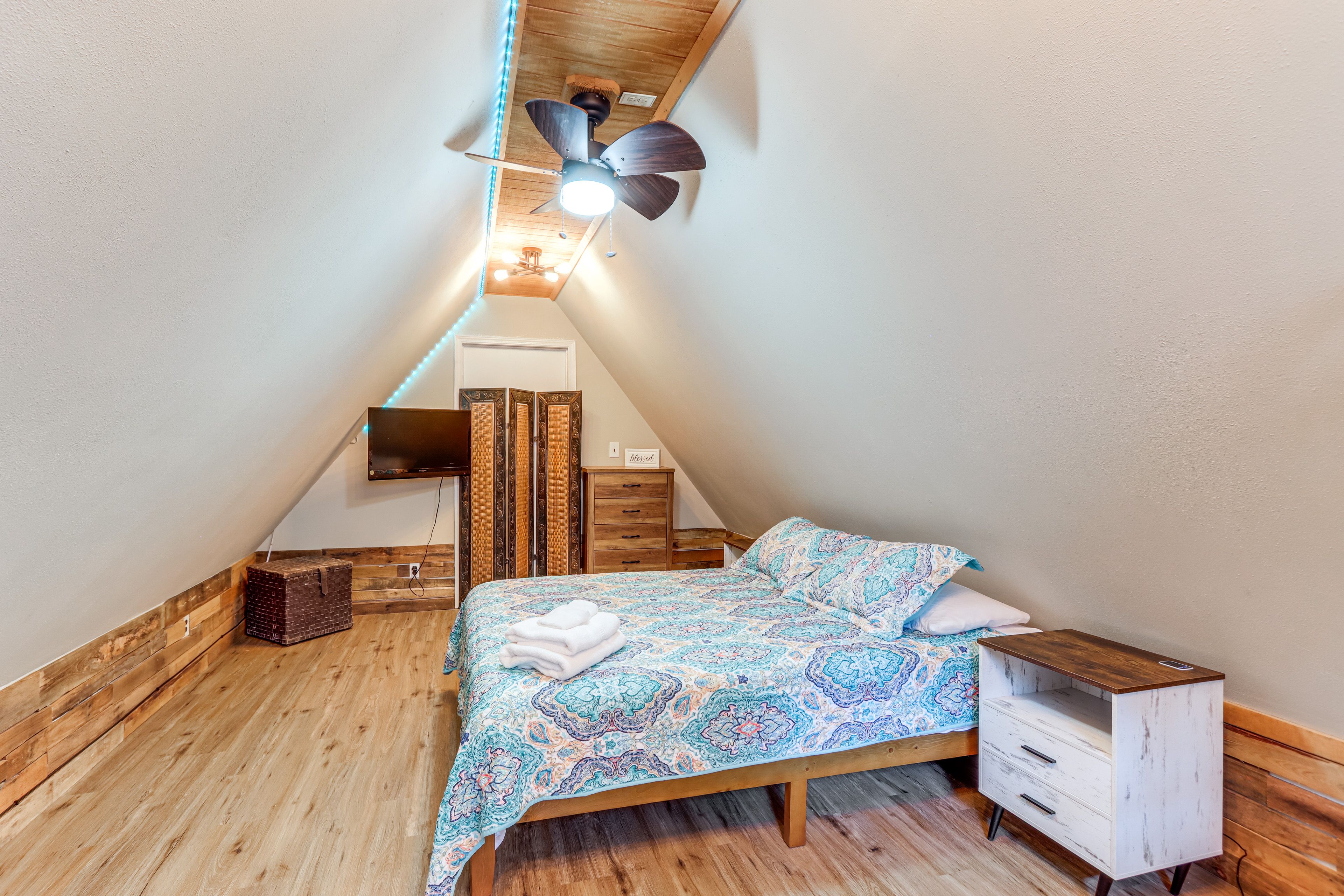 Bedroom 2 (Loft) | Queen Bed | TV | 2nd Floor