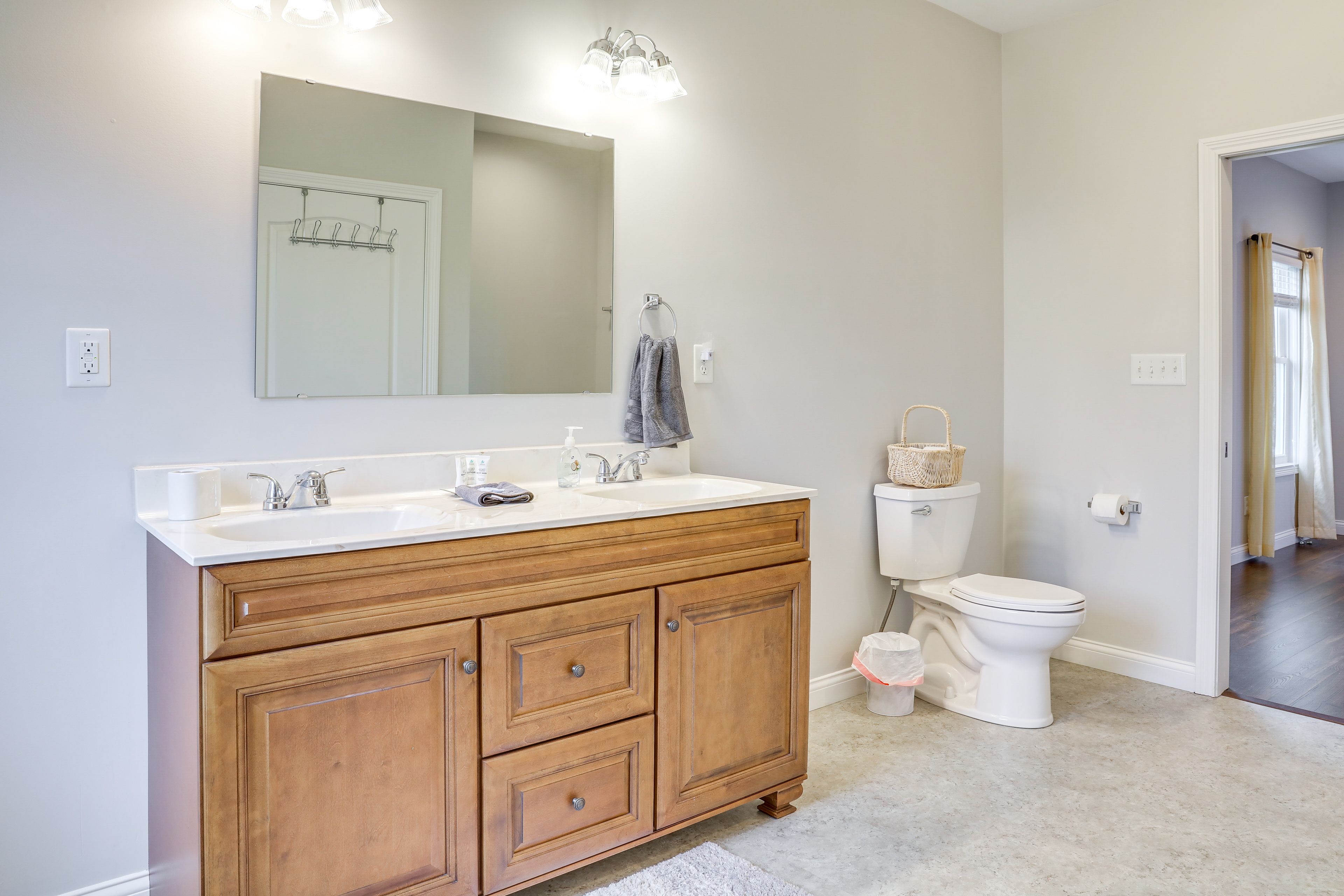 Full Bathroom | Complimentary Toiletries | Towels Provided