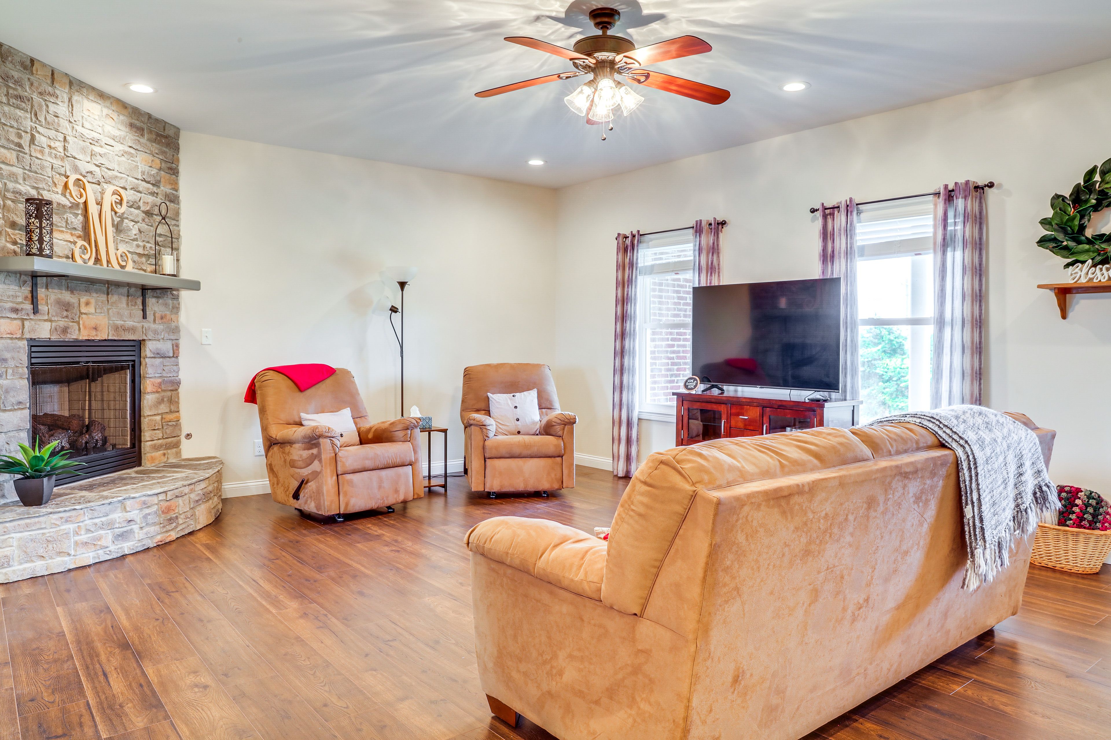 Living Room | Free WiFi | Central Heating & Air Conditioning