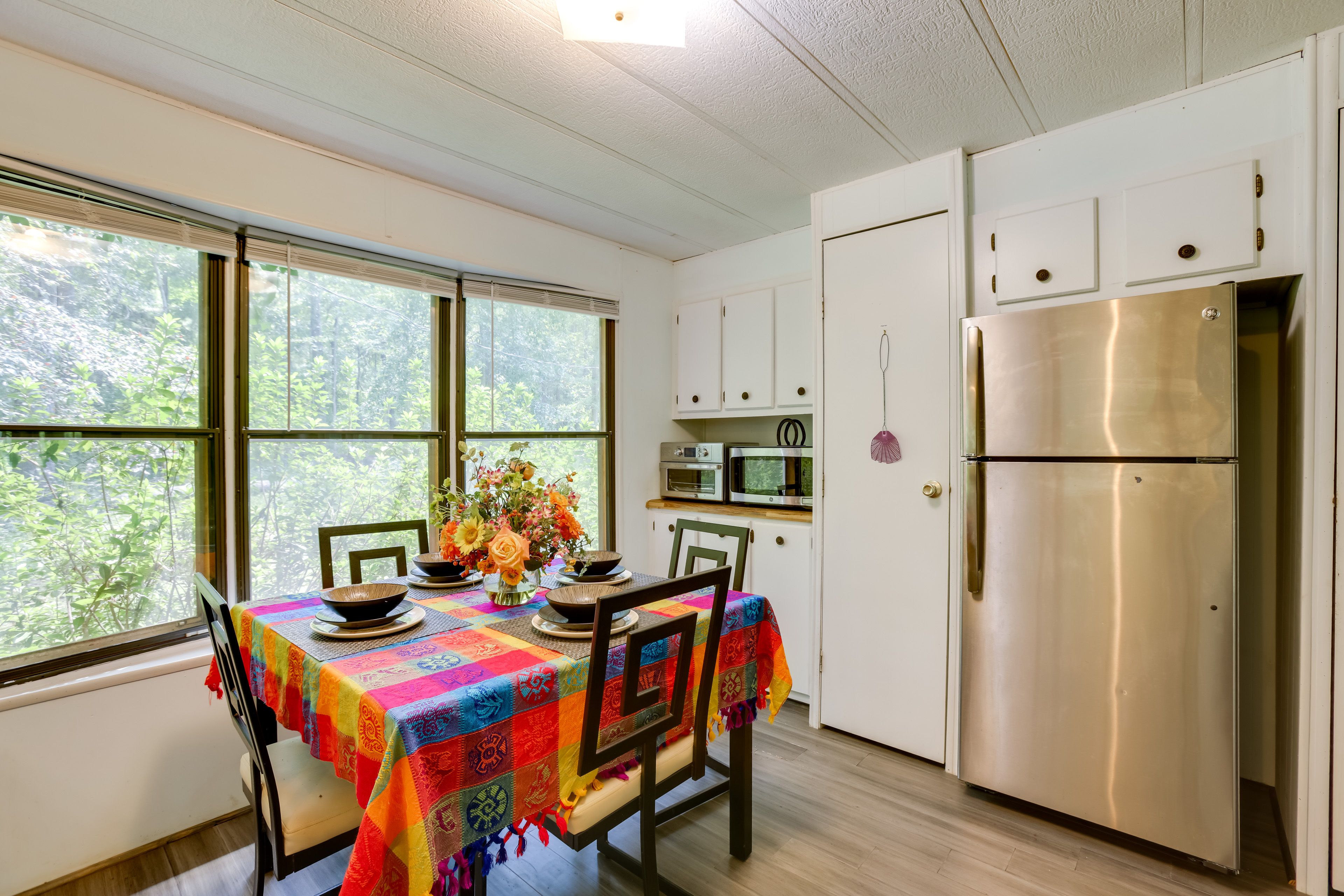 Dining Area | Dishware/Flatware Provided
