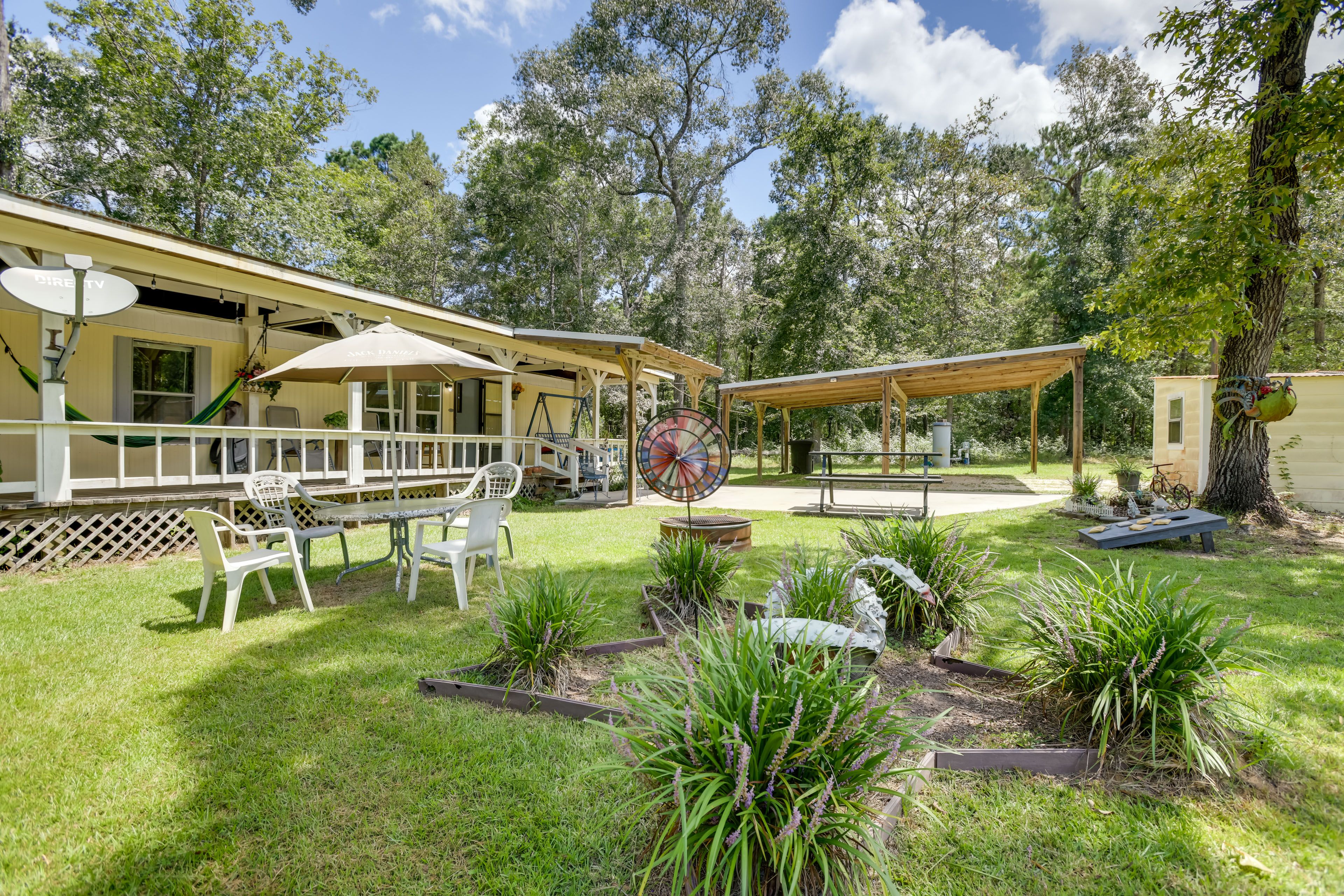 Front Yard | 2 Dining Areas | Fire Pit | Cornhole | Swings