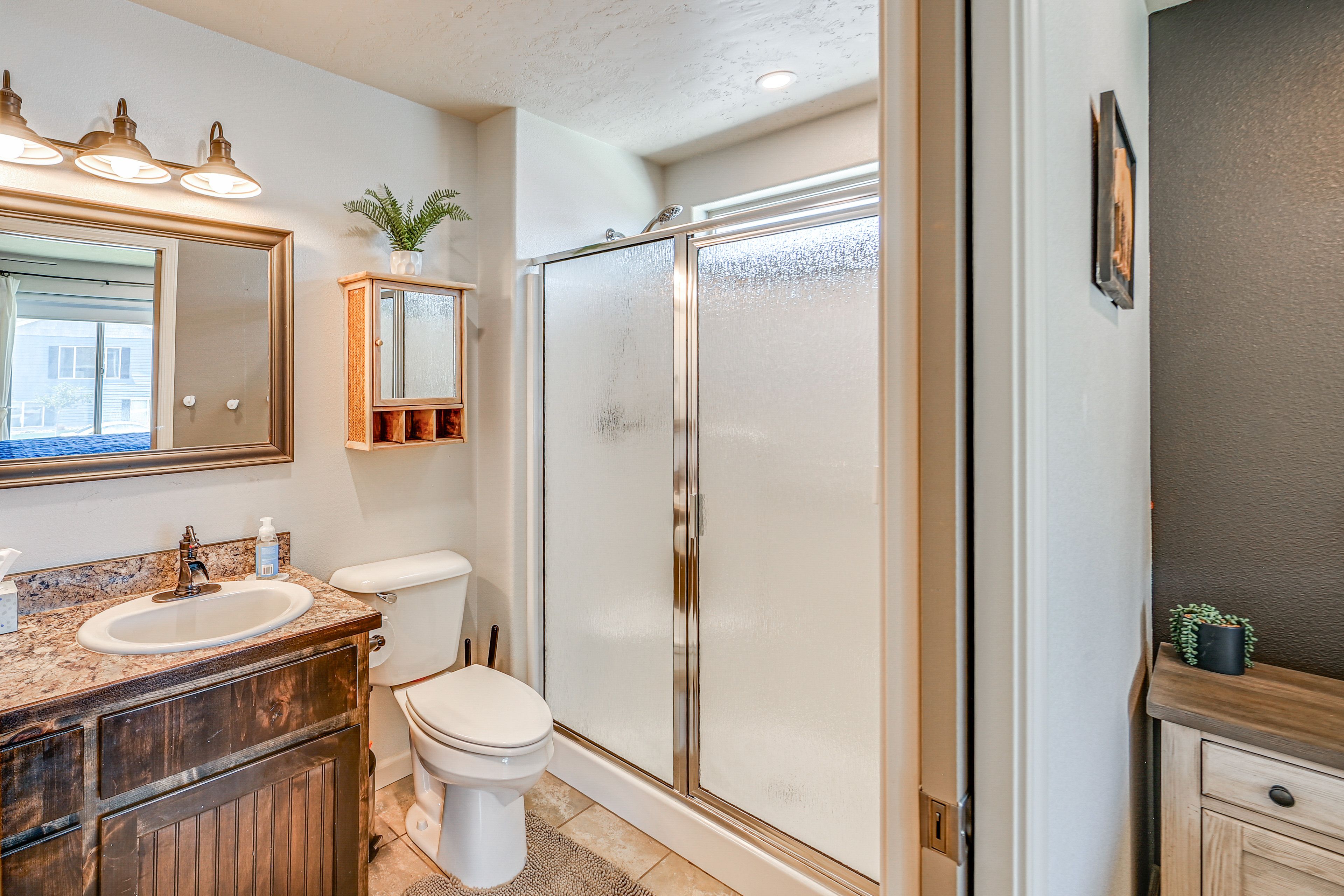 En-Suite Bathroom | 2nd Floor | Towels & Linens Provided
