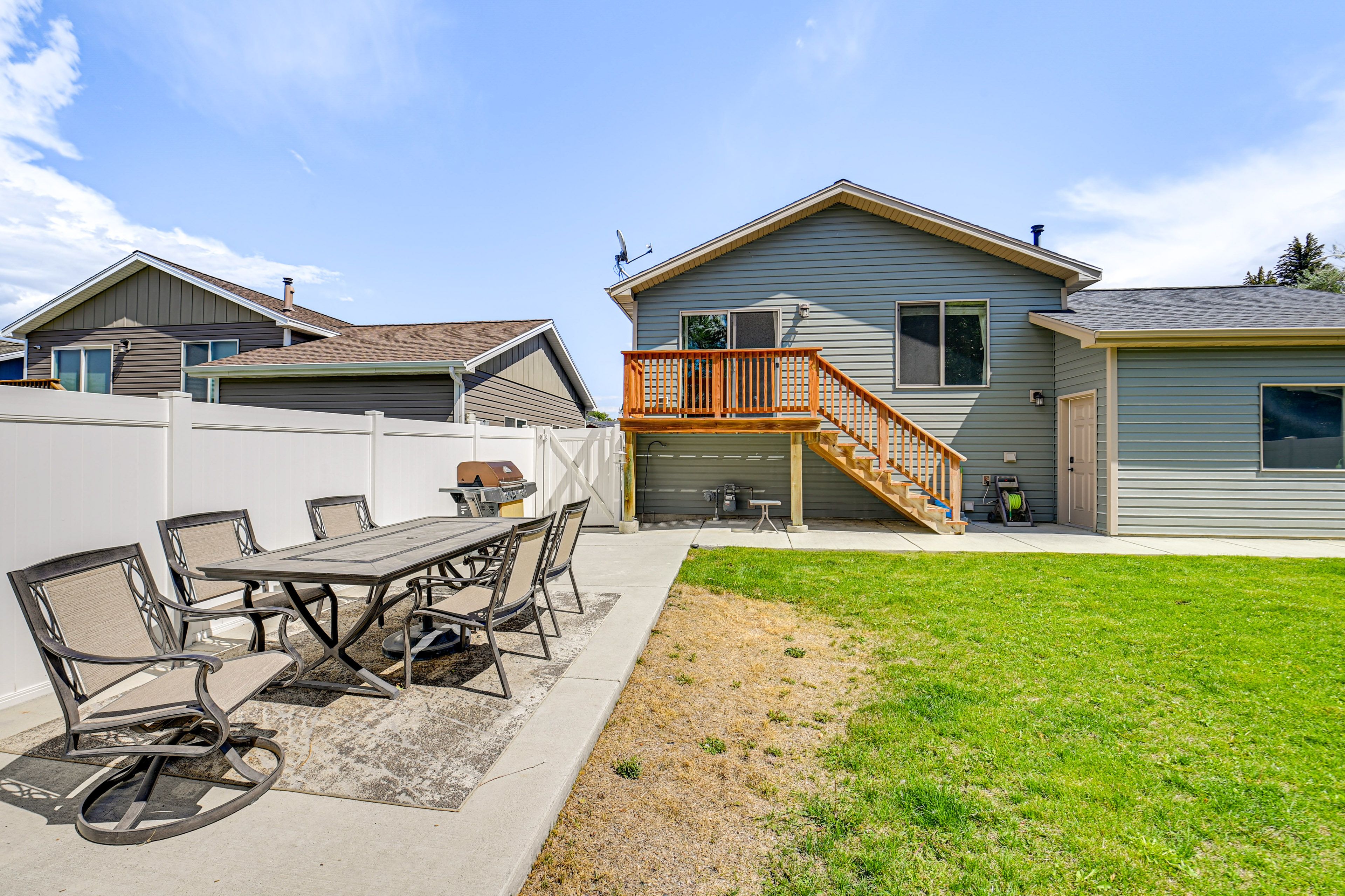 Private Backyard | Outdoor Dining | Gas Grill | Propane Fire Pit