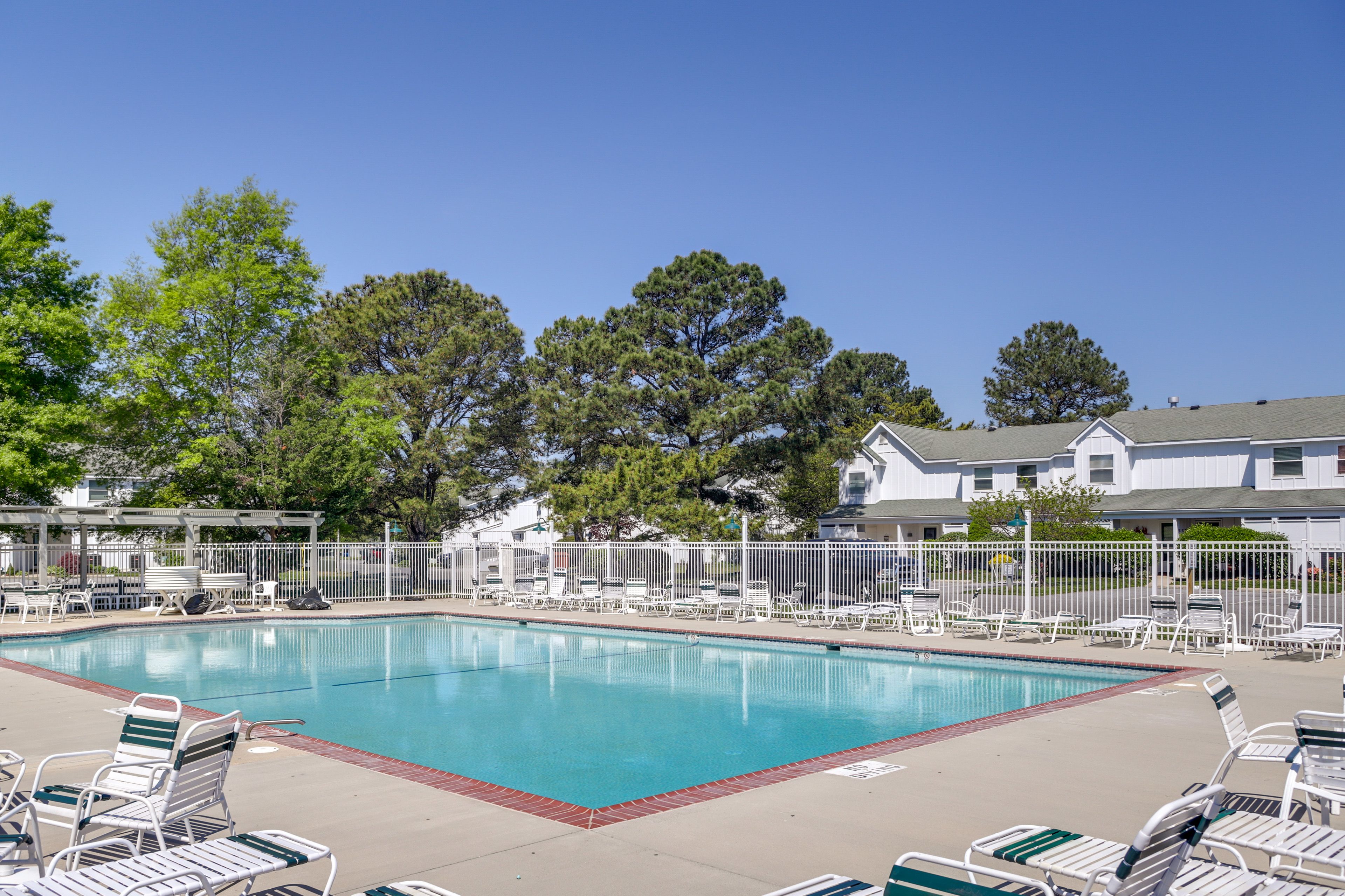 Mallard Lakes | Community Pool w/ Fee
