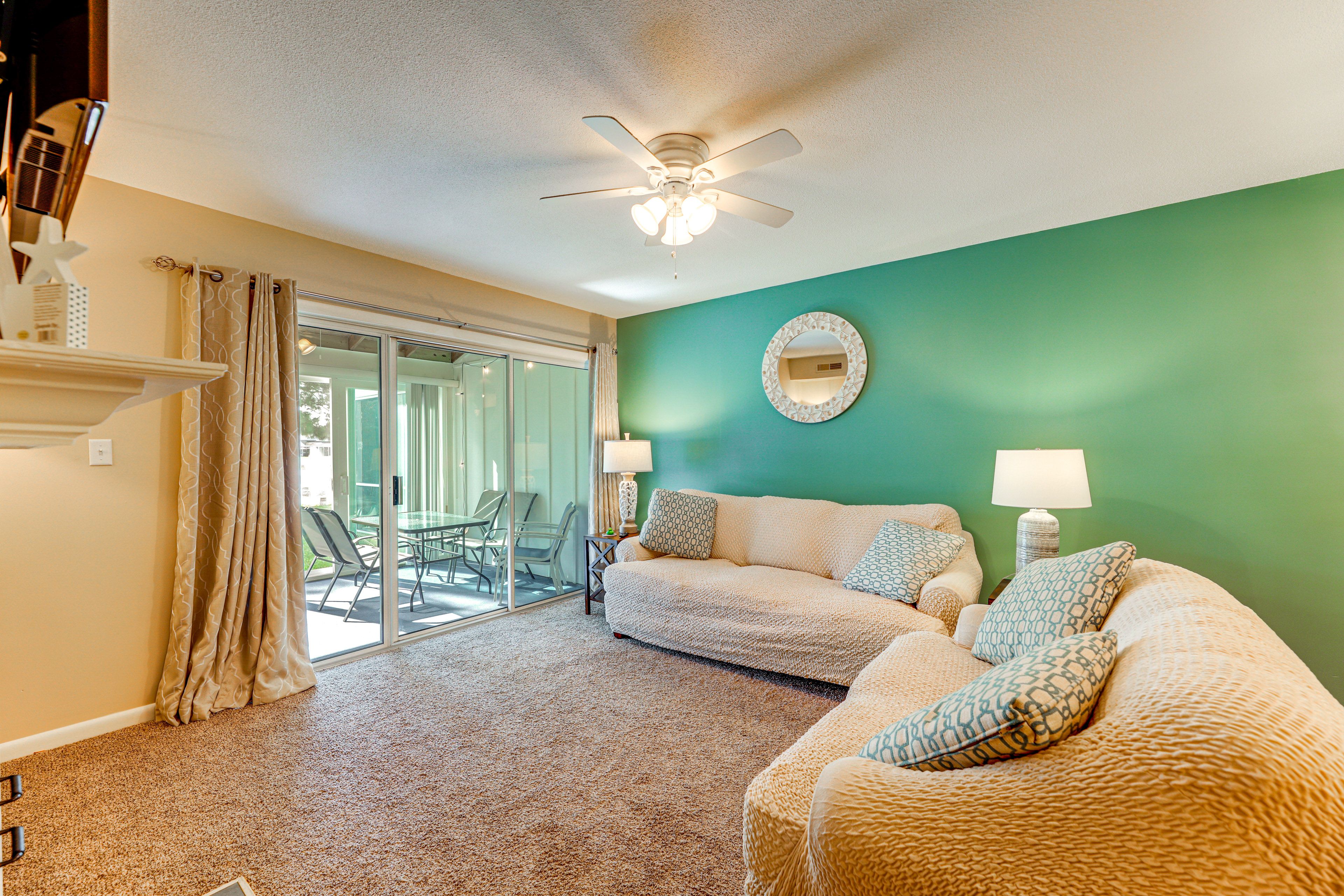 Living Room | 1st Floor | Smart TV | Free WiFi | Central A/C & Heating