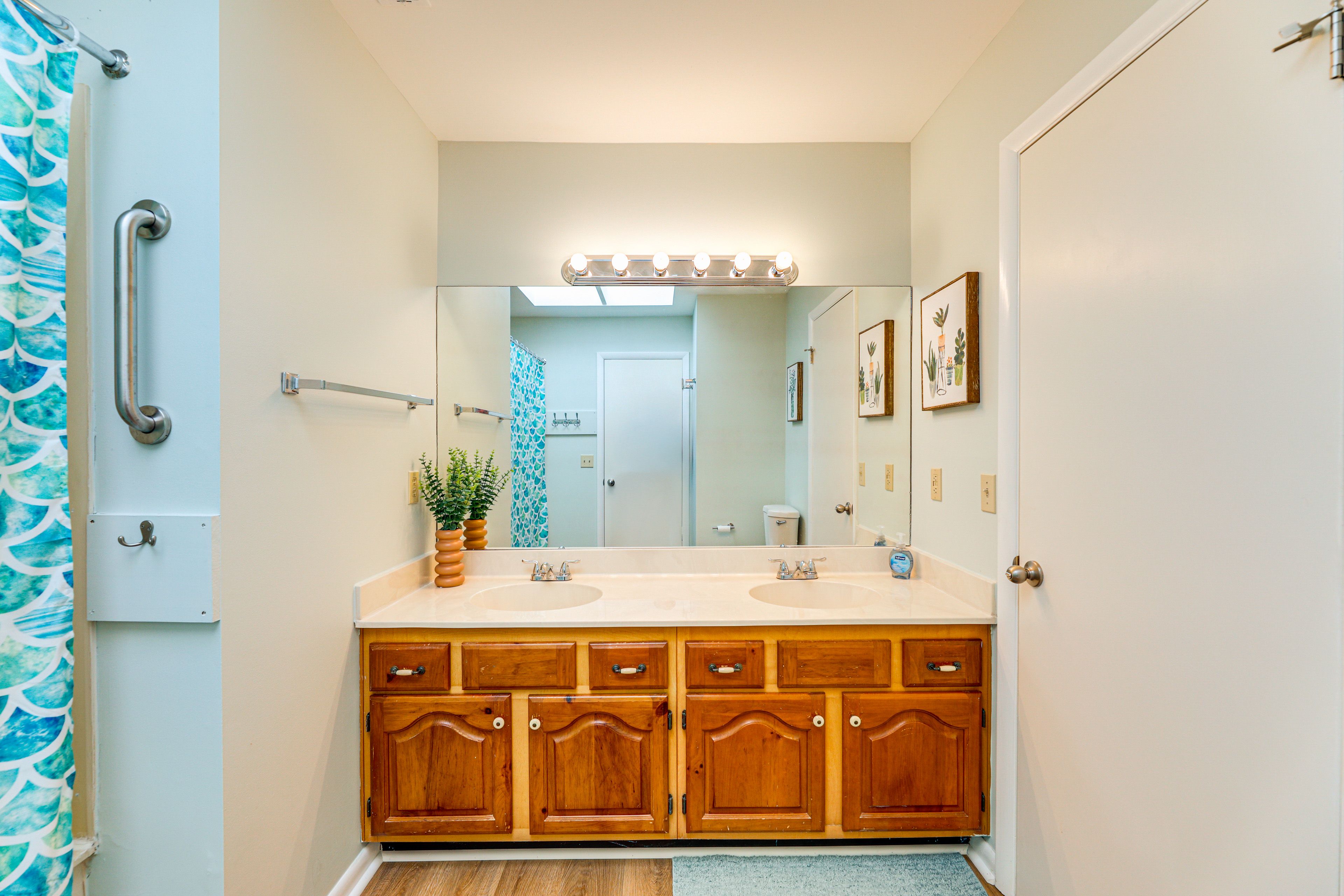 Full Bathroom | 2nd Floor | Towels Provided