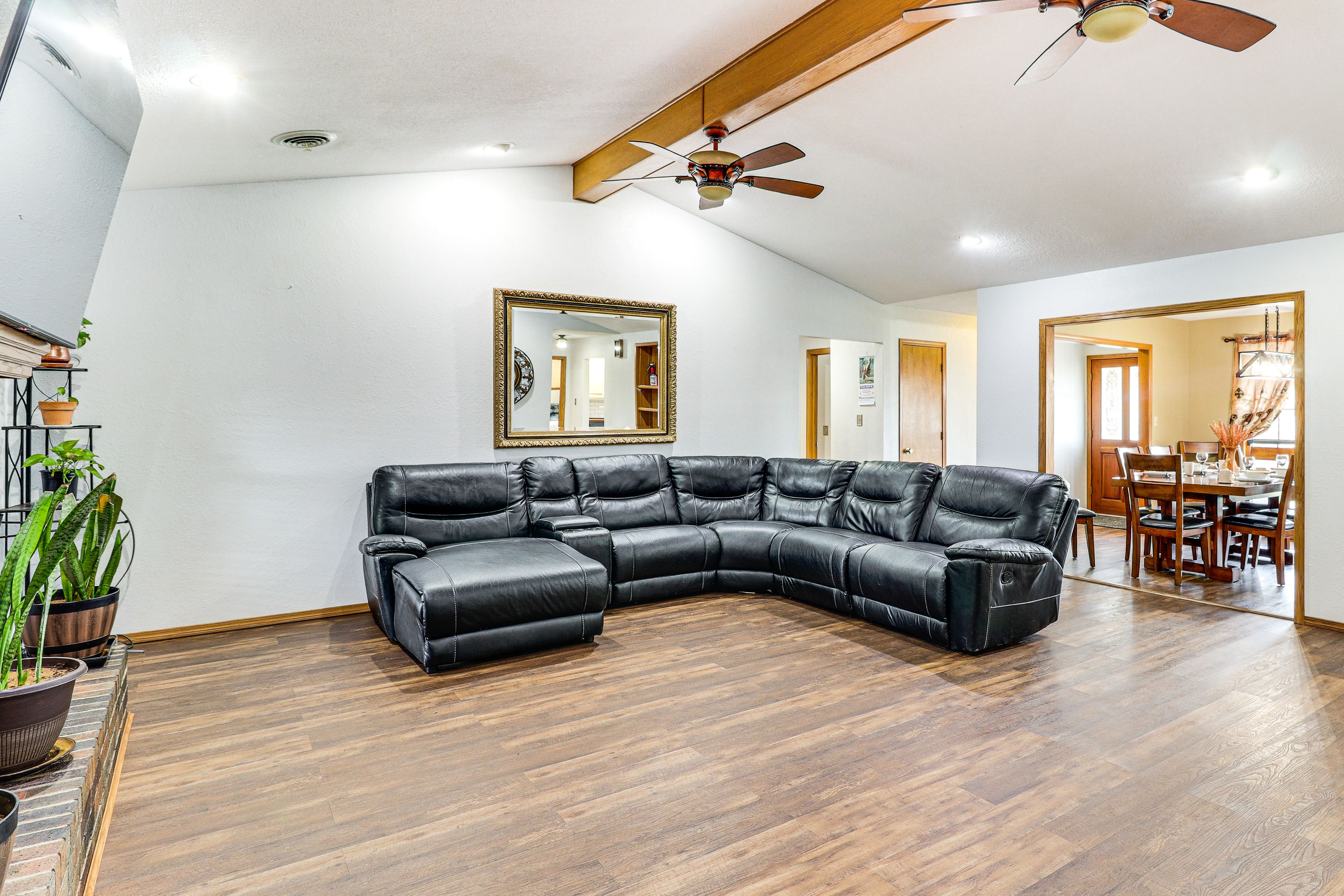 Living Room | Smart TV | Free WiFi | Fireplace