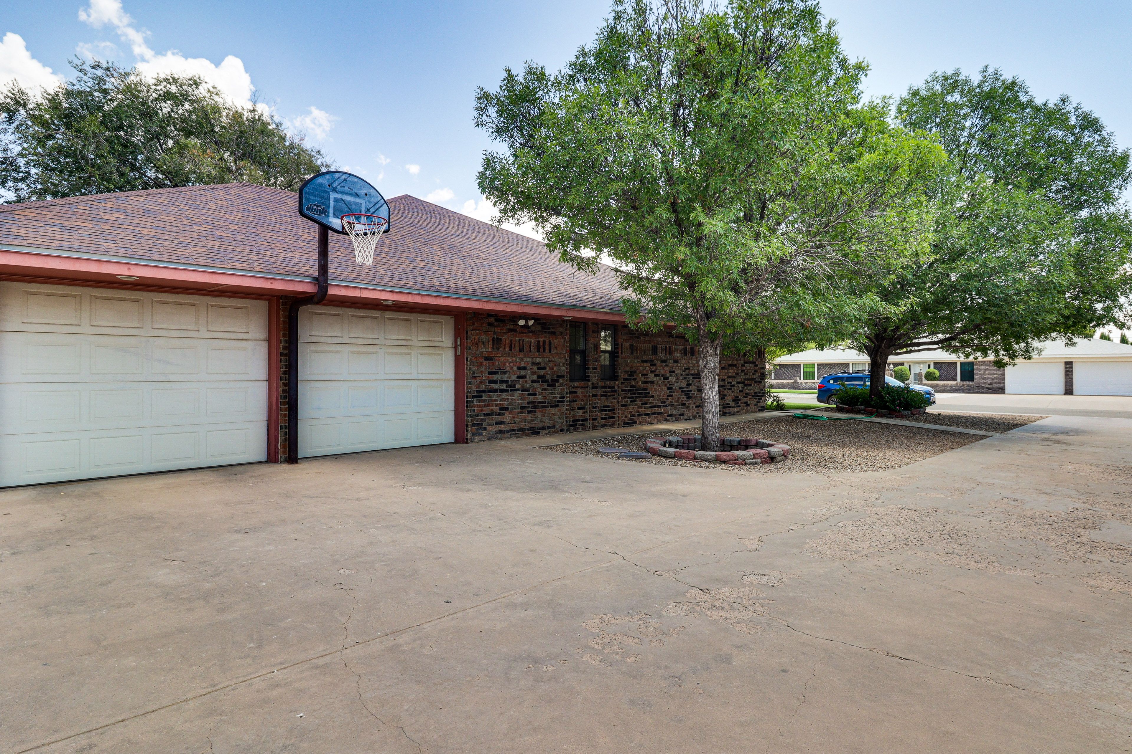 Home Exterior | Basketball Hoop