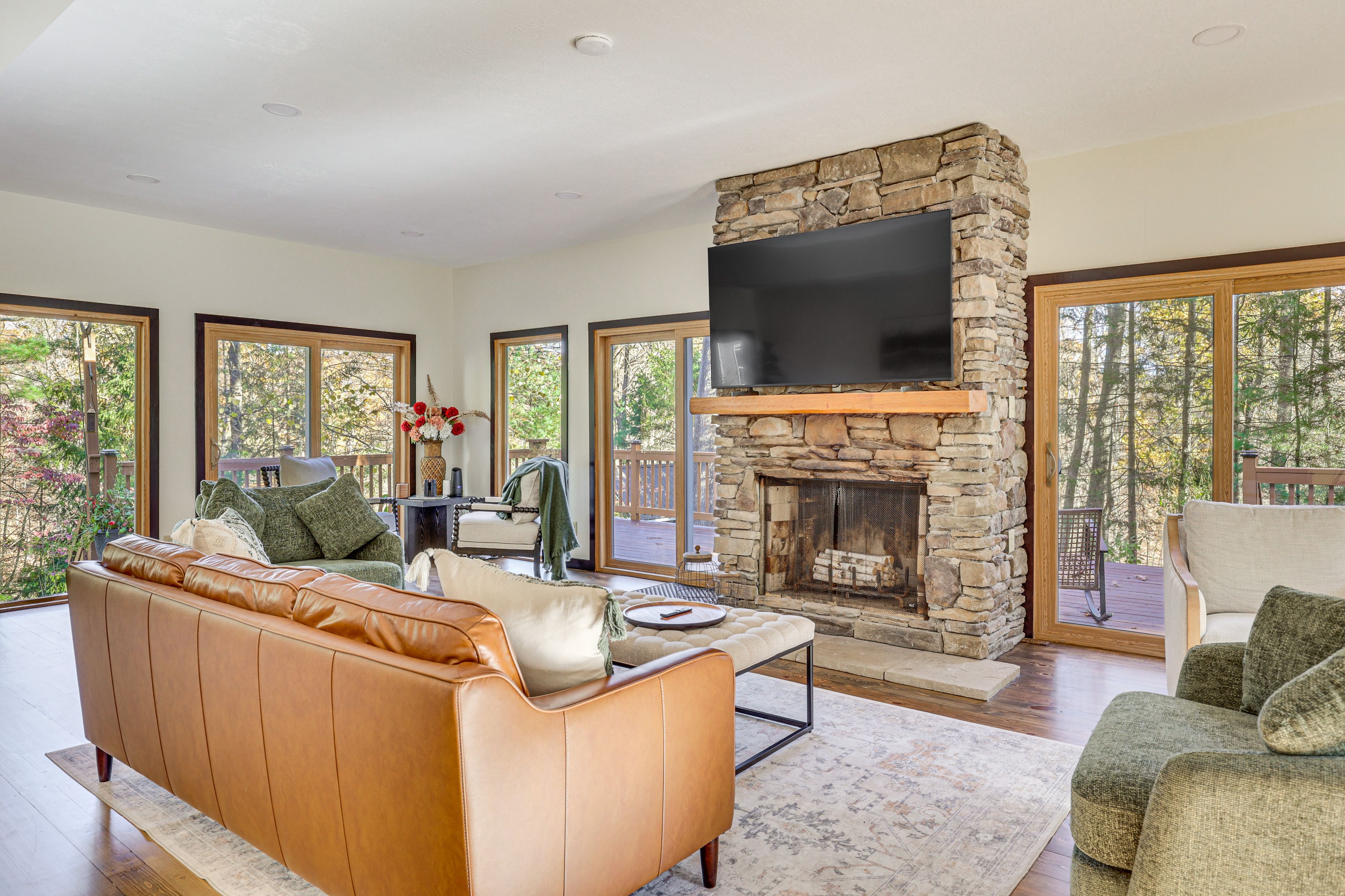 Living Room | Free WiFi | Central Heating & A/C | Smart TV | Level 1