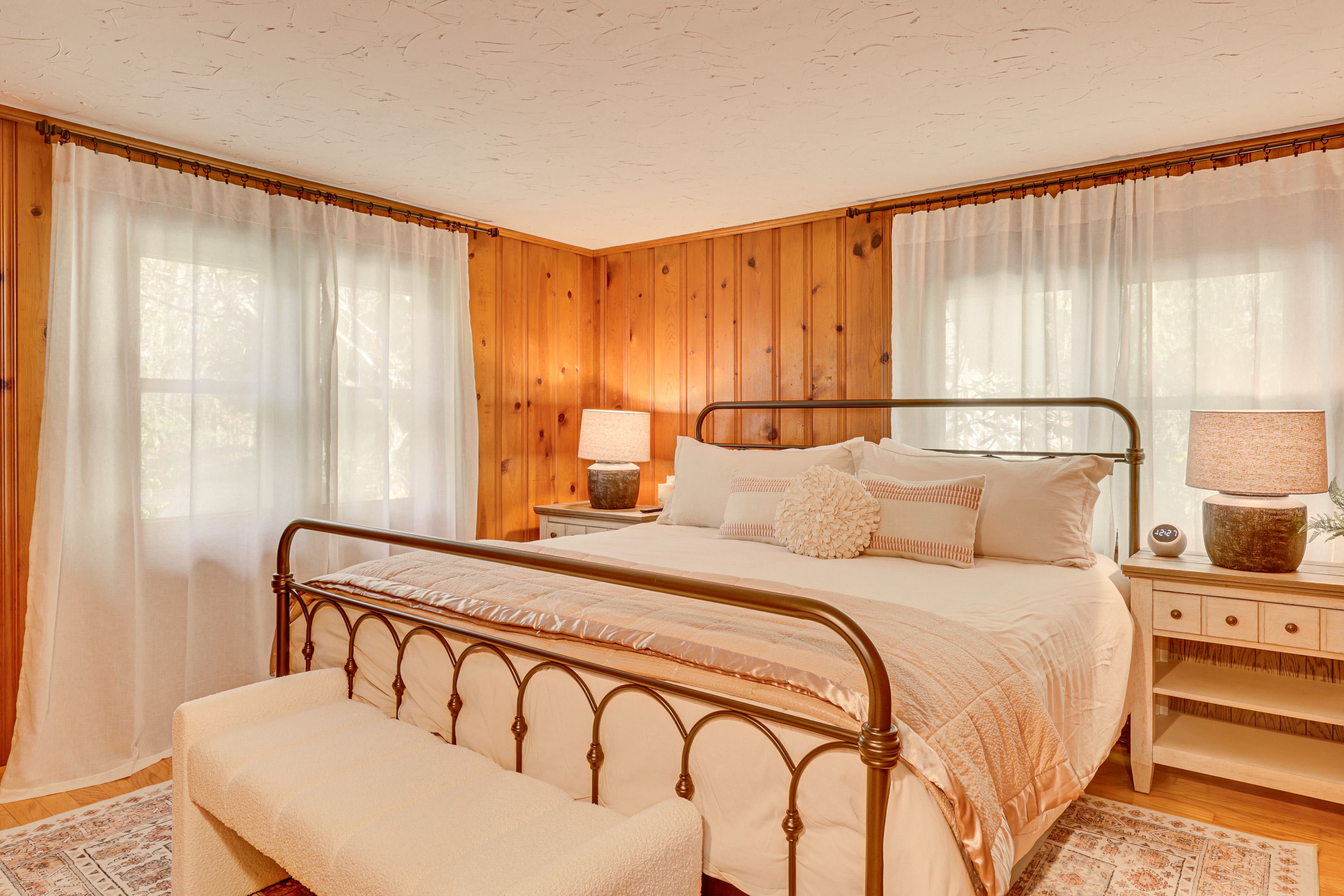 Bedroom 1 | Queen Bed | Linens Provided | Level 1