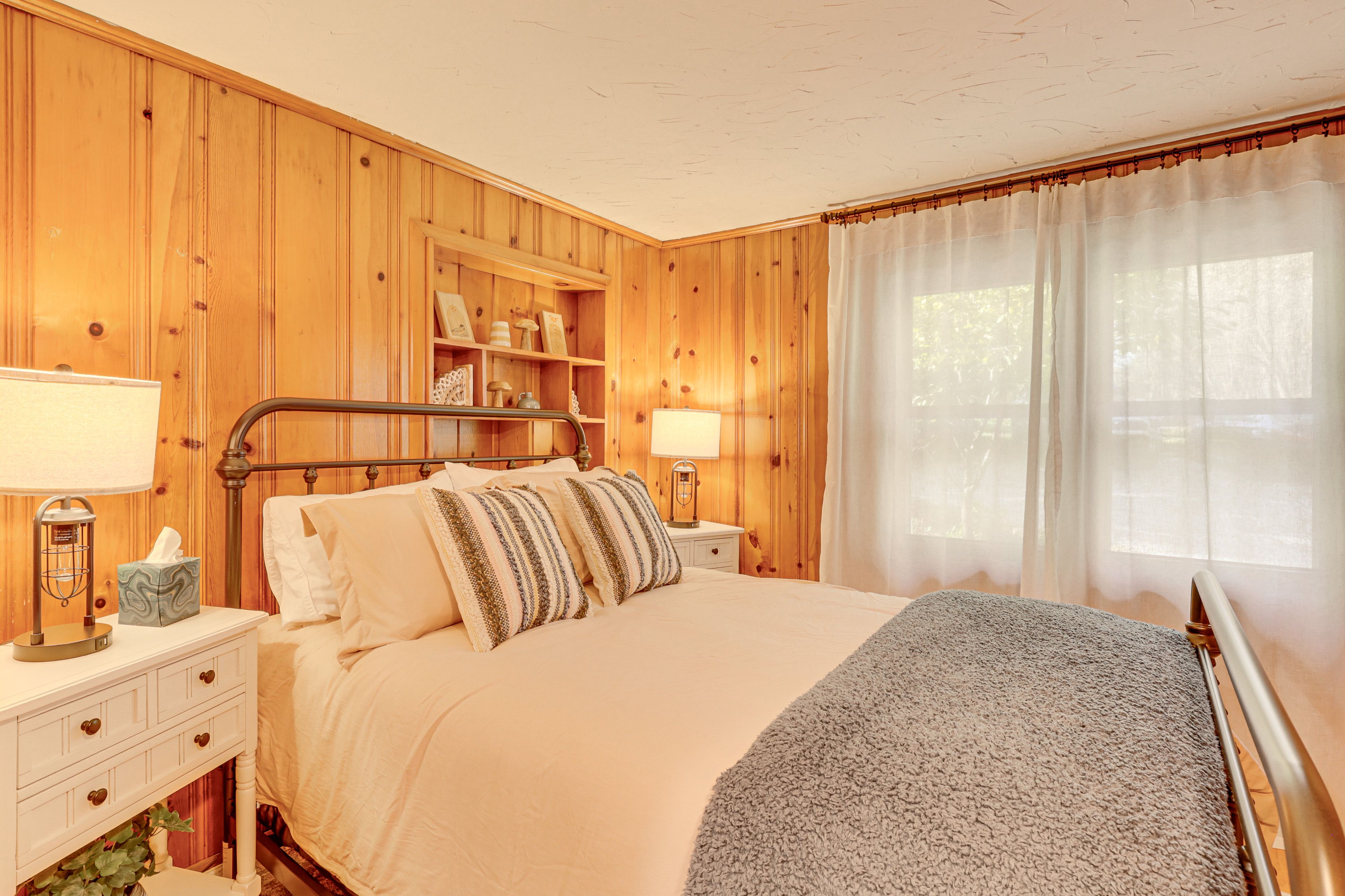 Bedroom 2 | Queen Bed | Level 1