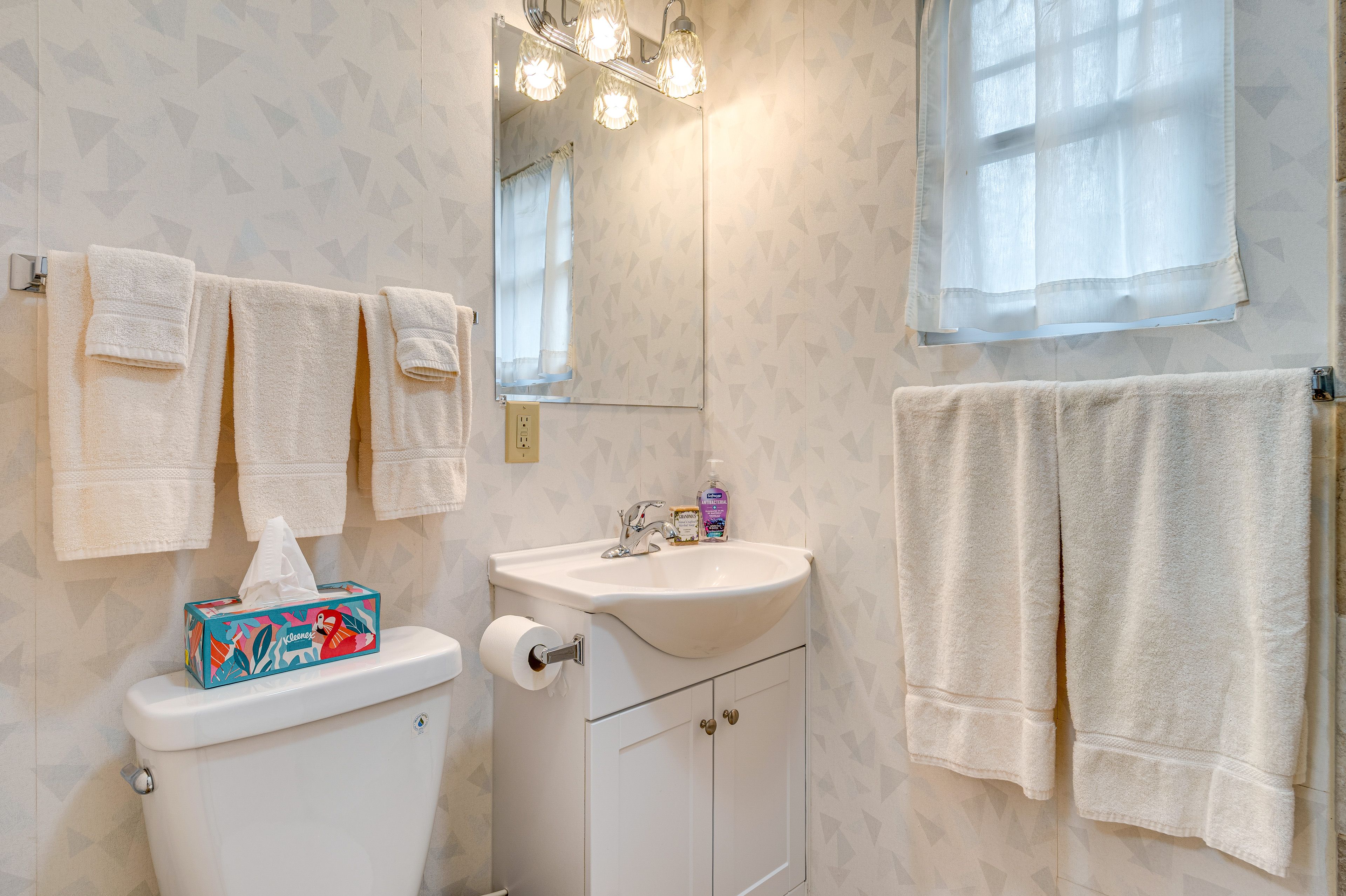 Studio | Full Bathroom | Towels Provided | Complimentary Toiletries