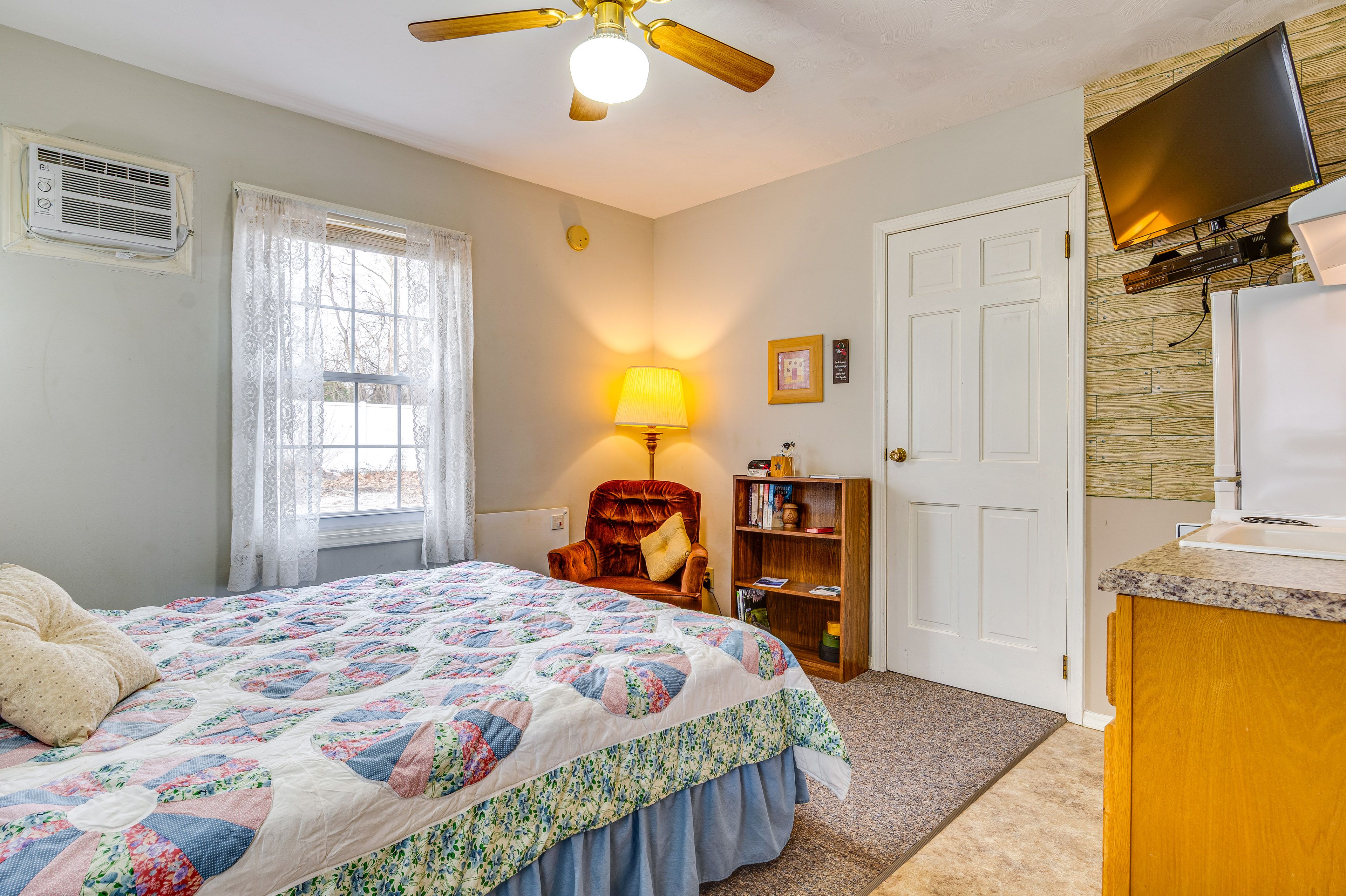 Studio | Interior | Free WiFi | Central A/C & Heating