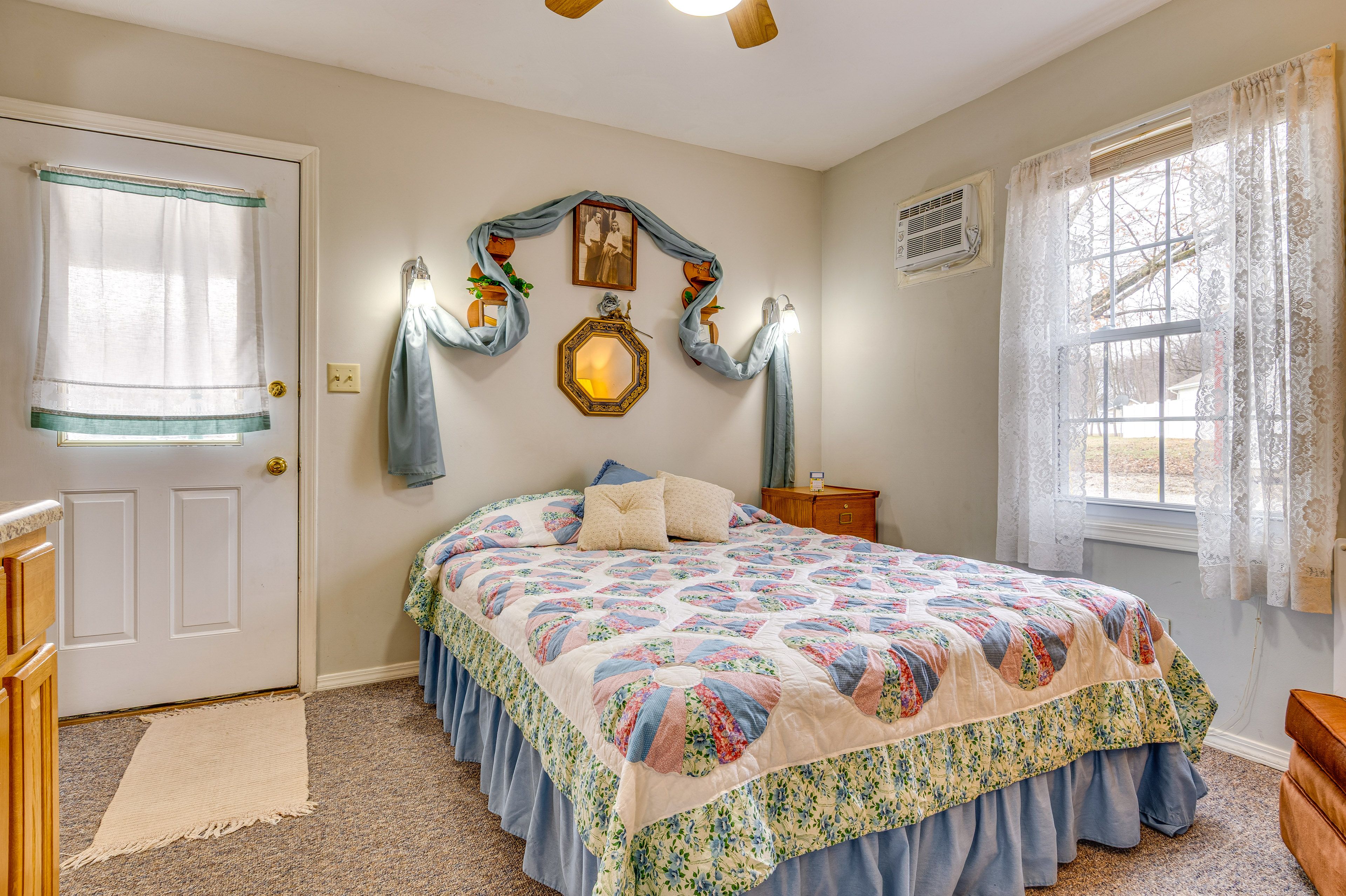 Studio | Sleeping Area | Queen Bed | Linens Provided | Flat-Screen TV