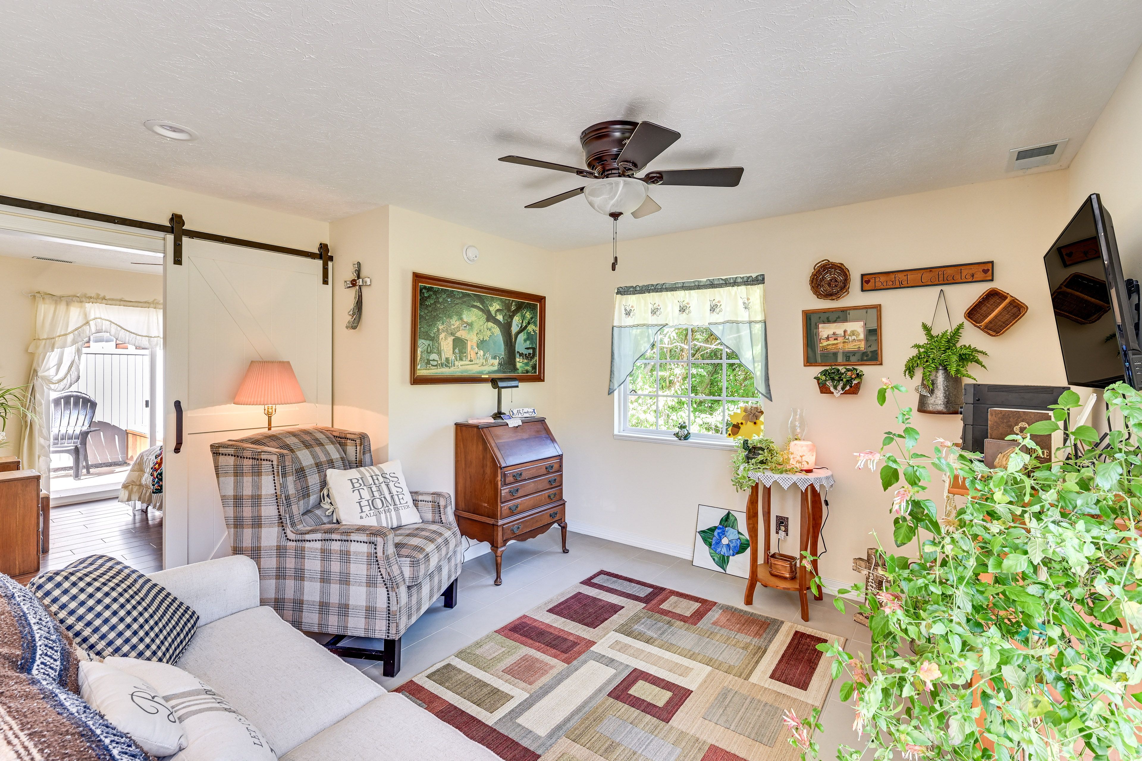 Living Room | Smart TV | Free WiFi