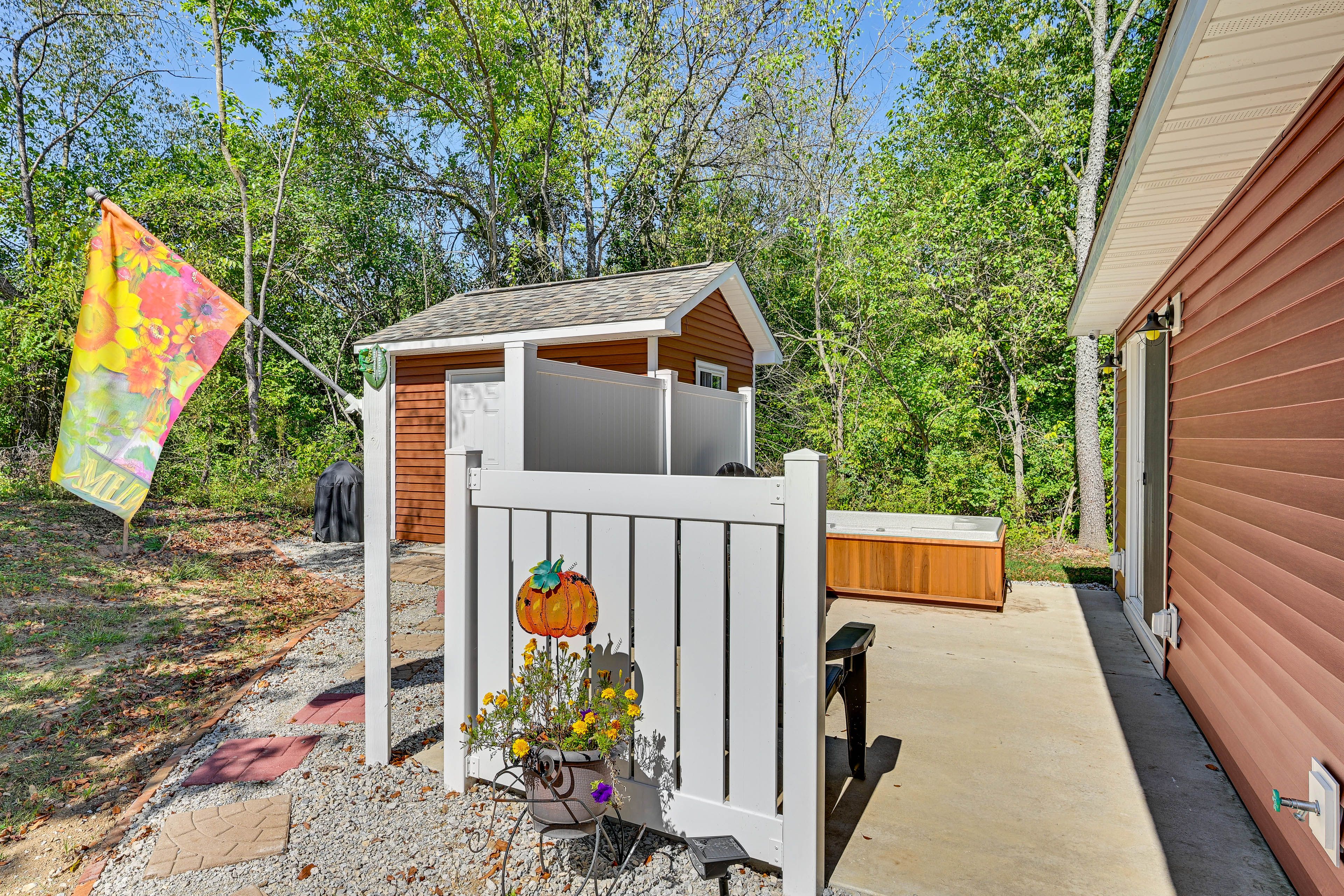 Shared Outdoor Amenities | Hot Tub | Patio