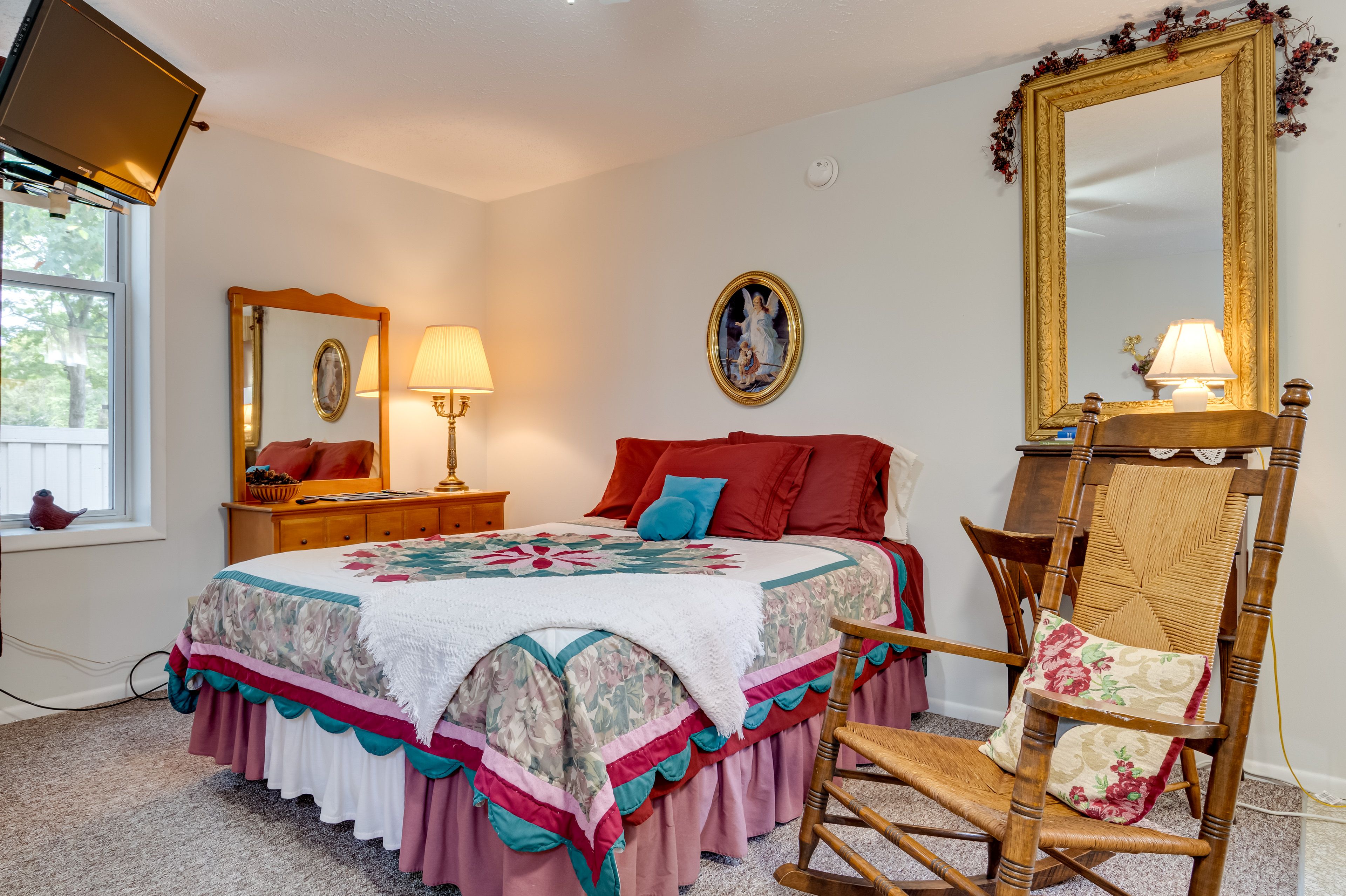 Studio | Queen Bed | Free WiFi