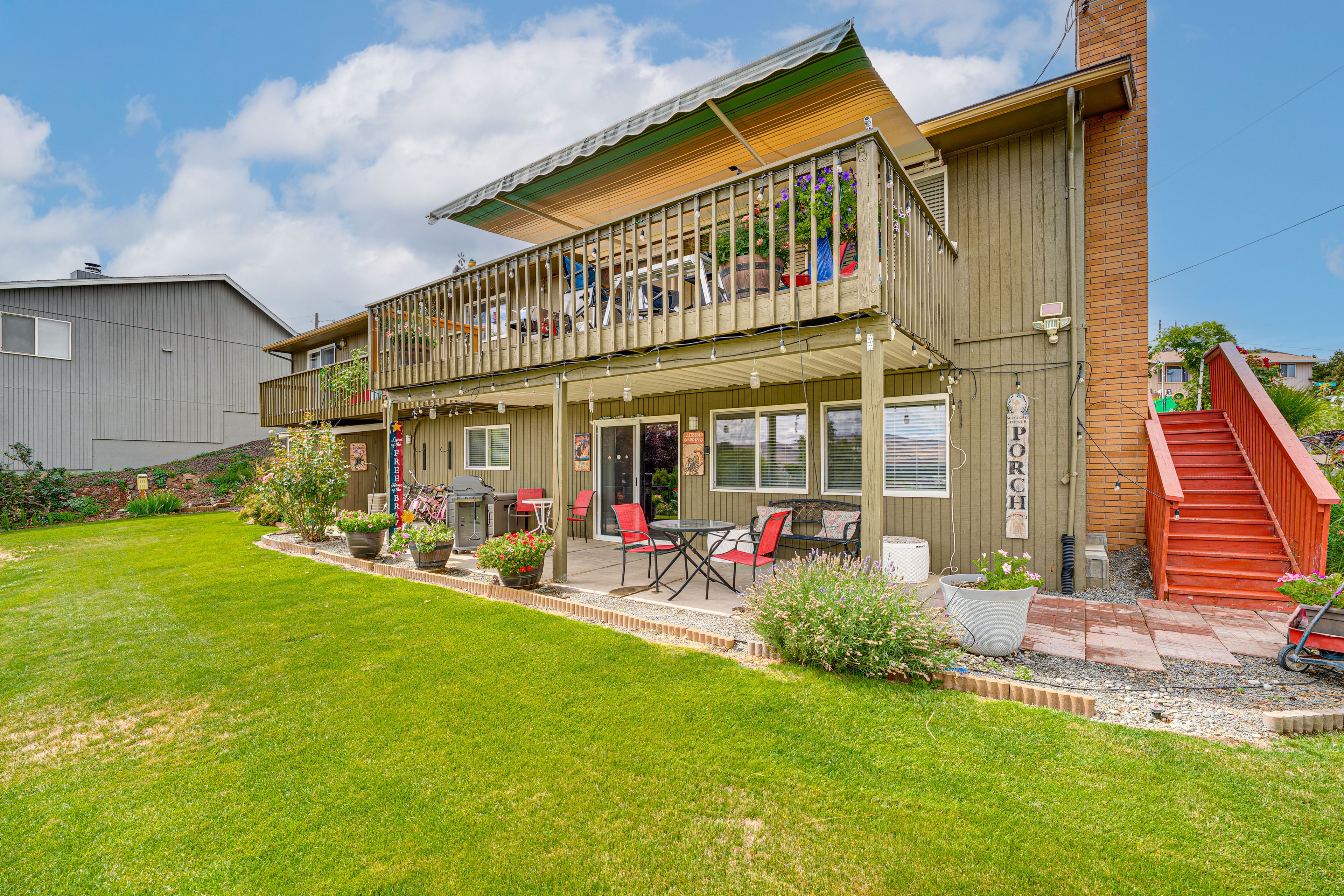 Exterior | Single-Story Apartment | Furnished Patio | 0.8 Mi to Downtown