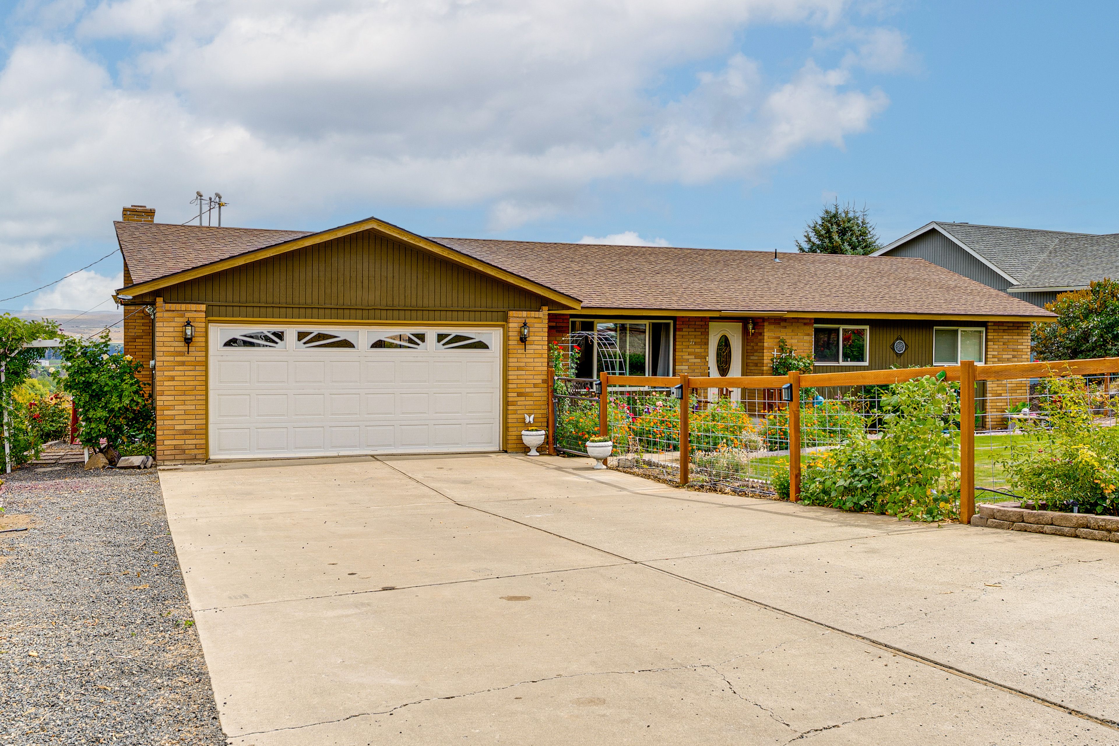 Parking | Shared Driveway (2 Vehicles) | Free Street Parking