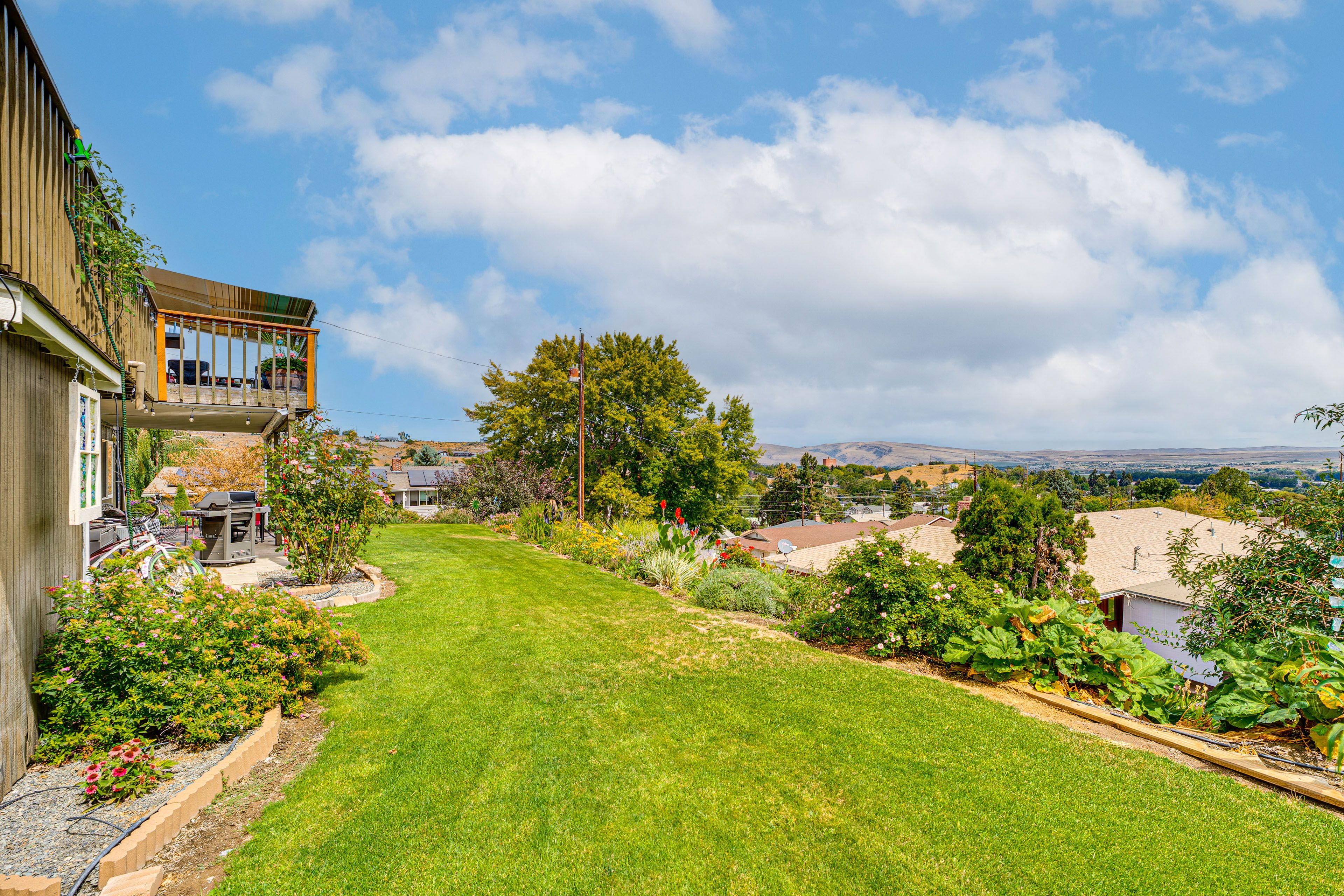 Backyard | Mountain Views | 4 Mi to Cowiche Canyon