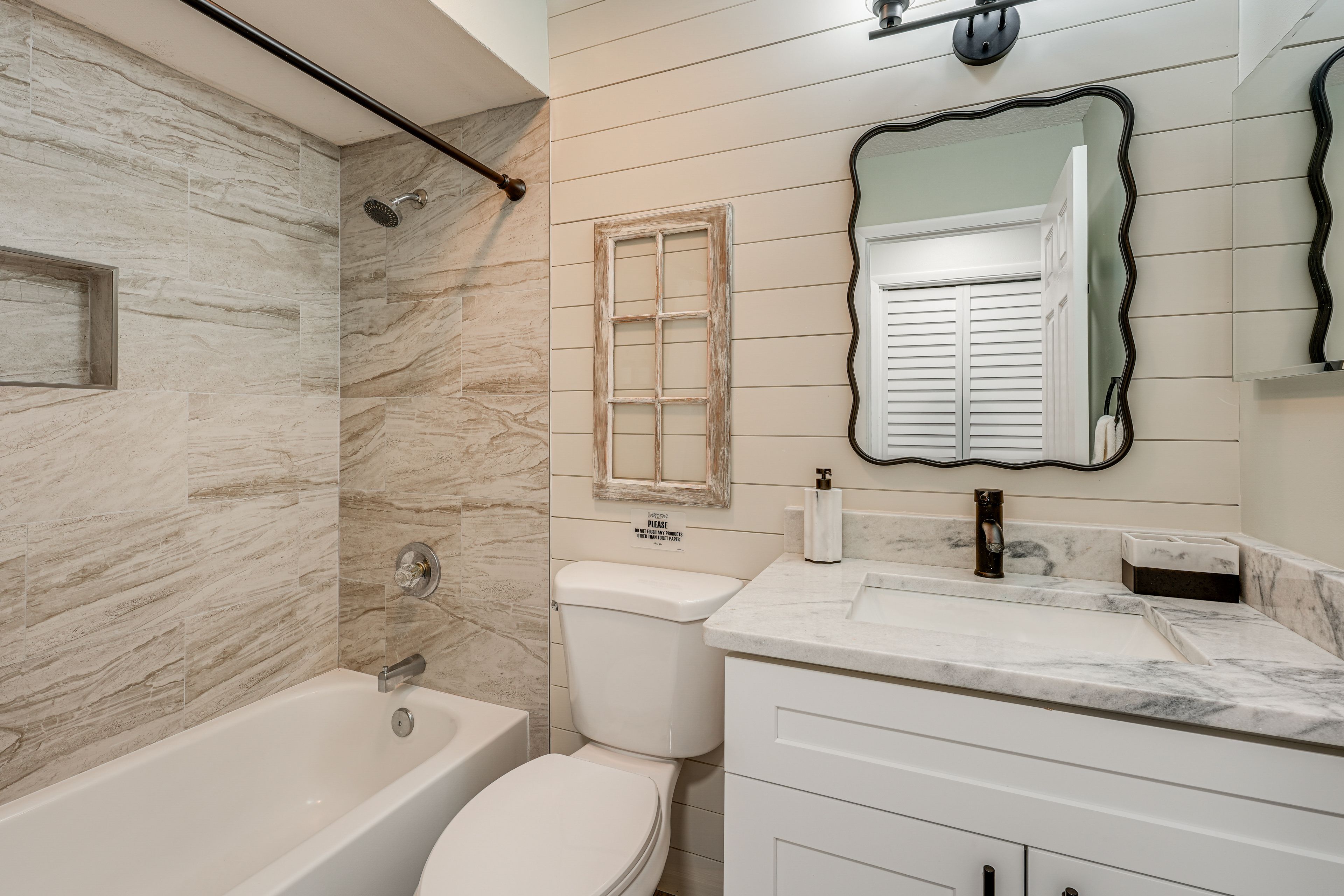 Full Bathroom | Complimentary Toiletries