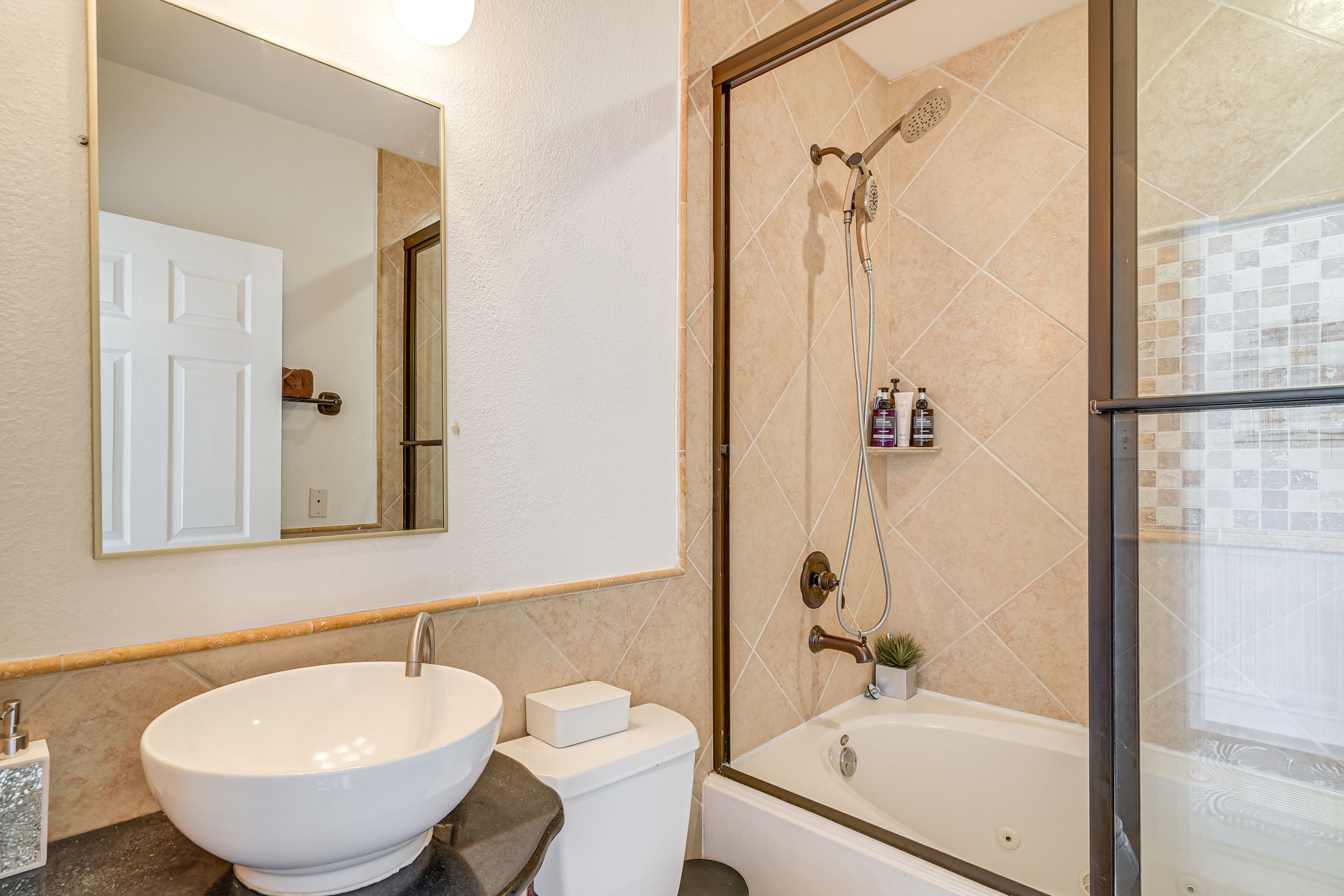 Full Bathroom | Towels Provided | Complimentary Toiletries