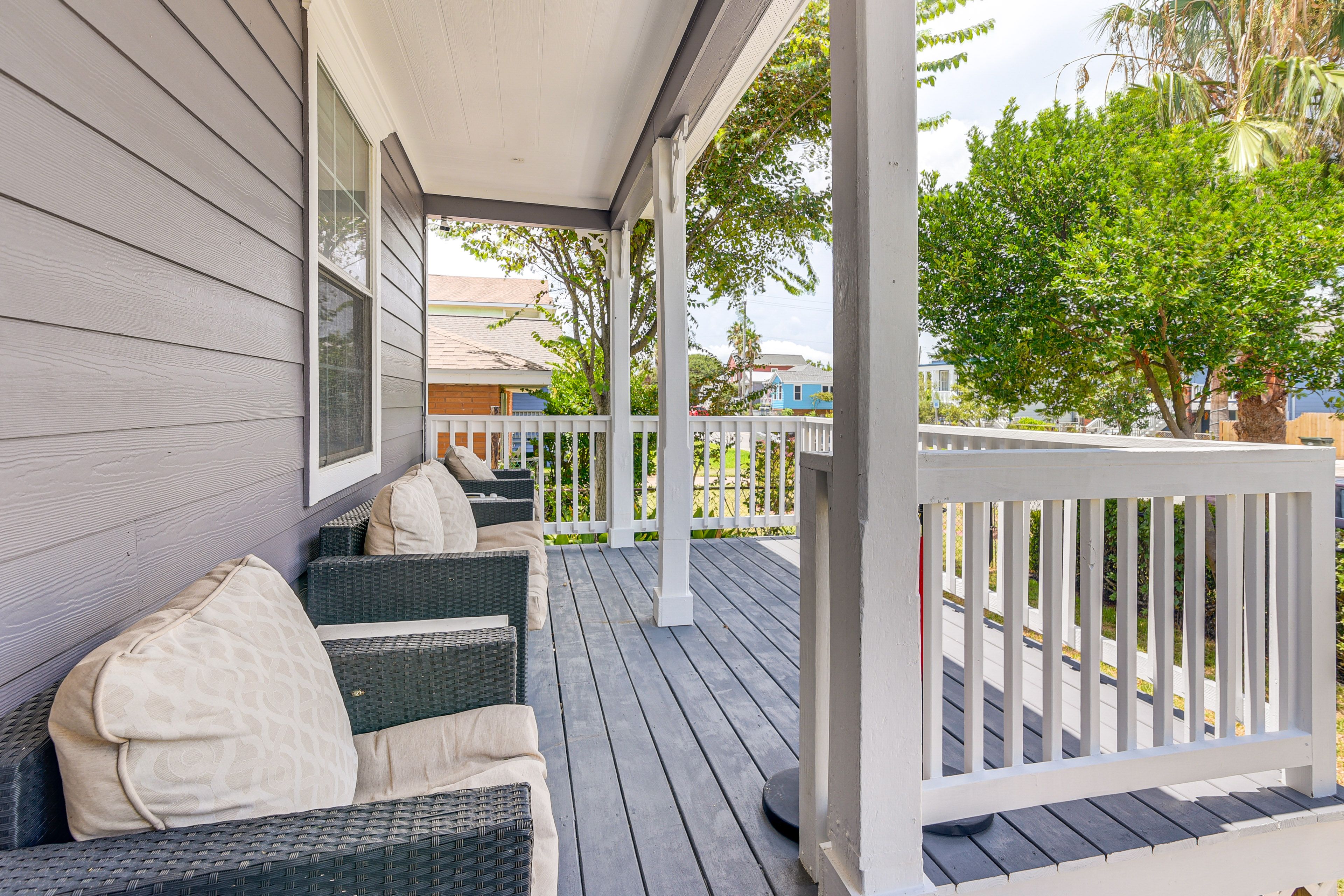 Furnished Front Porch | 1 Mi to the Strand Historic District