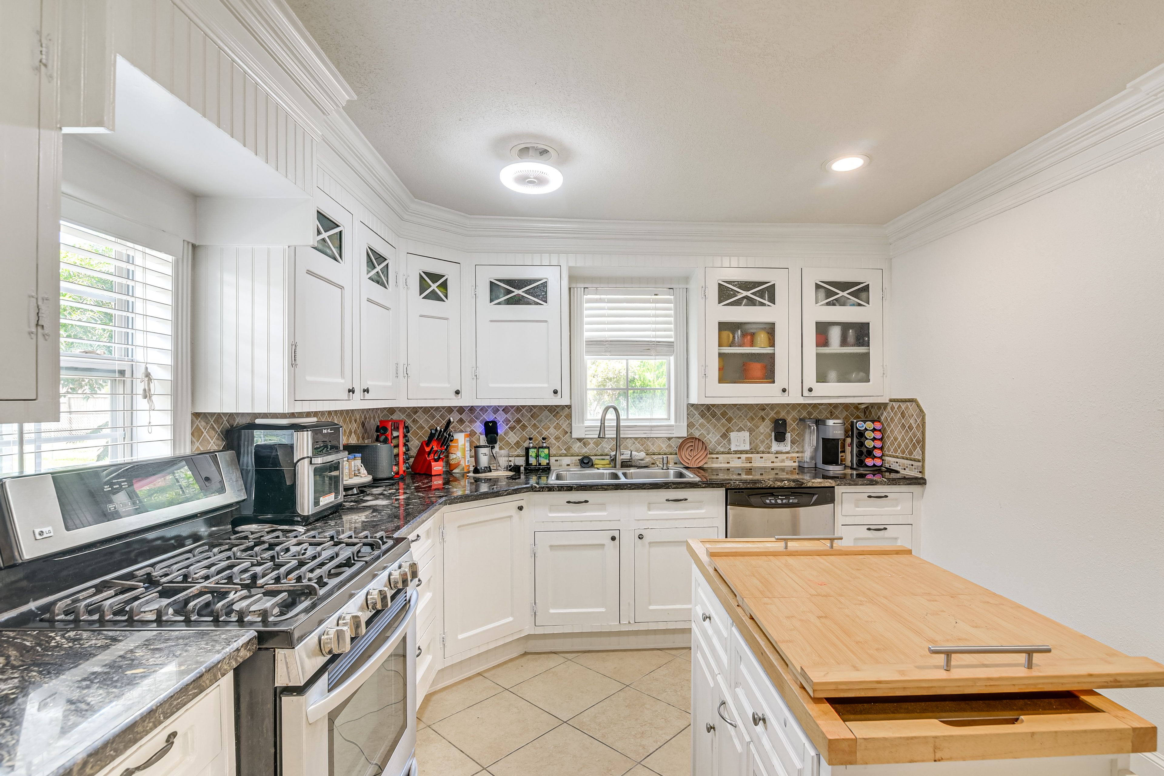Kitchen | Keurig Coffee Maker | Air Fryer | Toaster | Cooking Basics